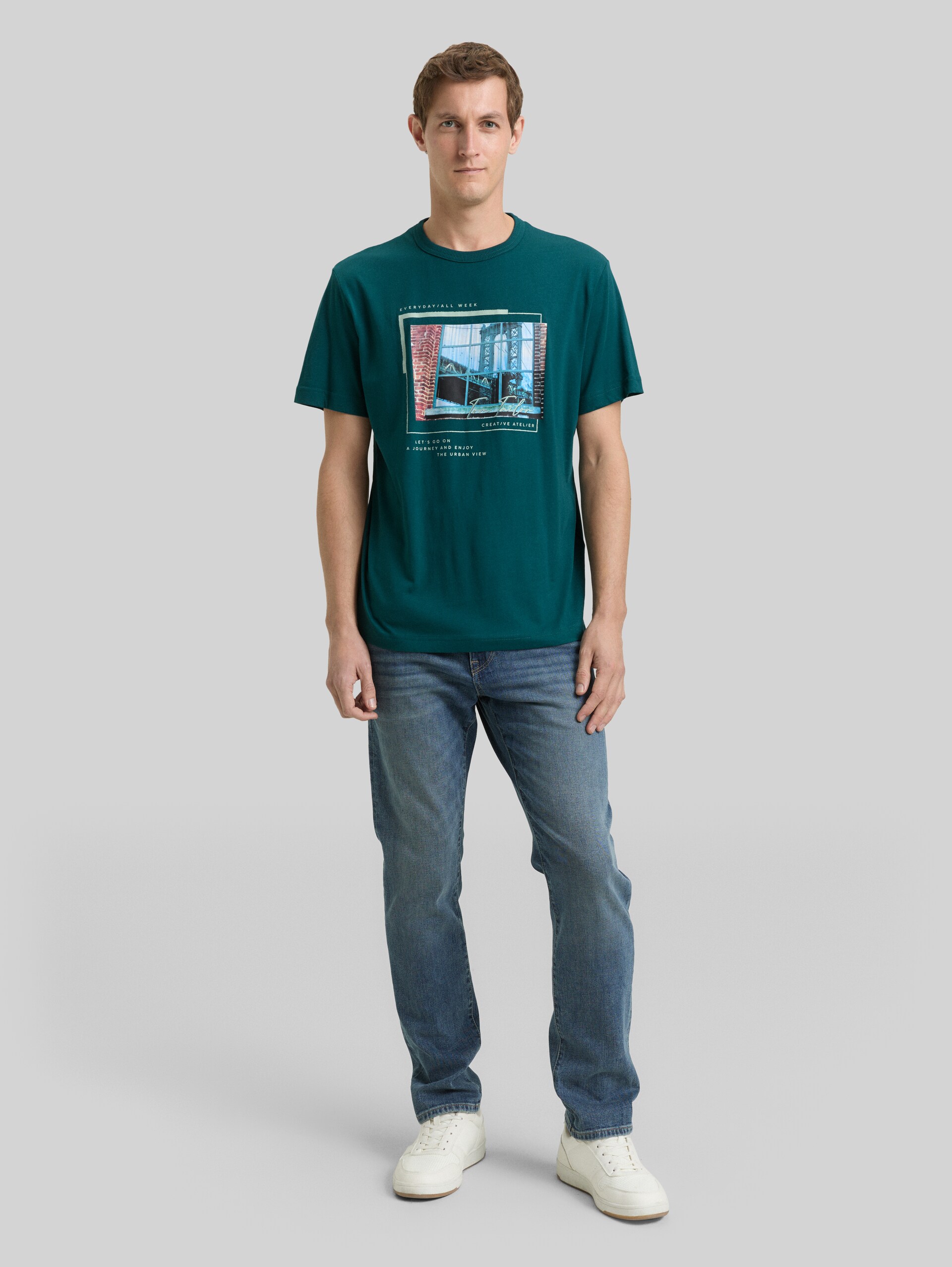 T-Shirt mit Fotoprint - Deep Meadow Green - Model-Vorderansicht