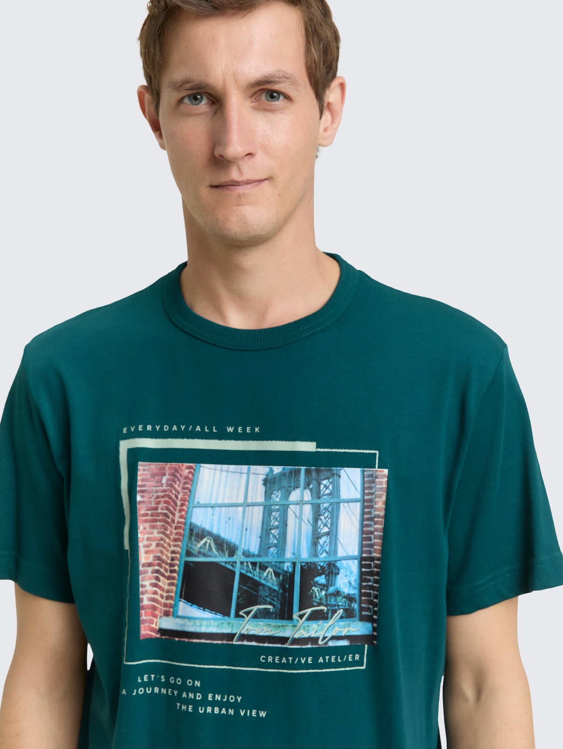 T-Shirt mit Fotoprint - Deep Meadow Green - Detail-Model-Ansicht