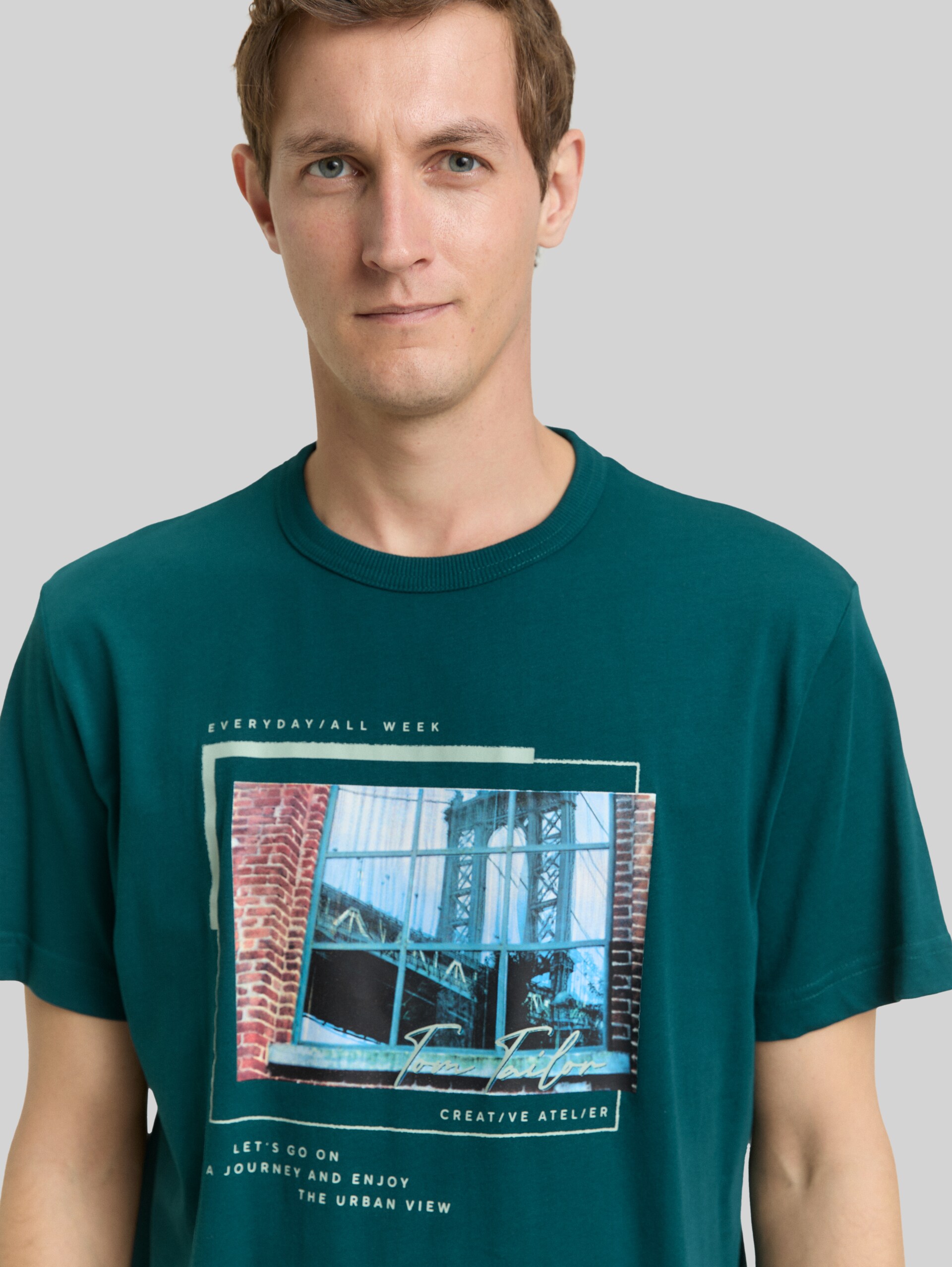 T-Shirt mit Fotoprint - Deep Meadow Green - Detail-Model-Ansicht