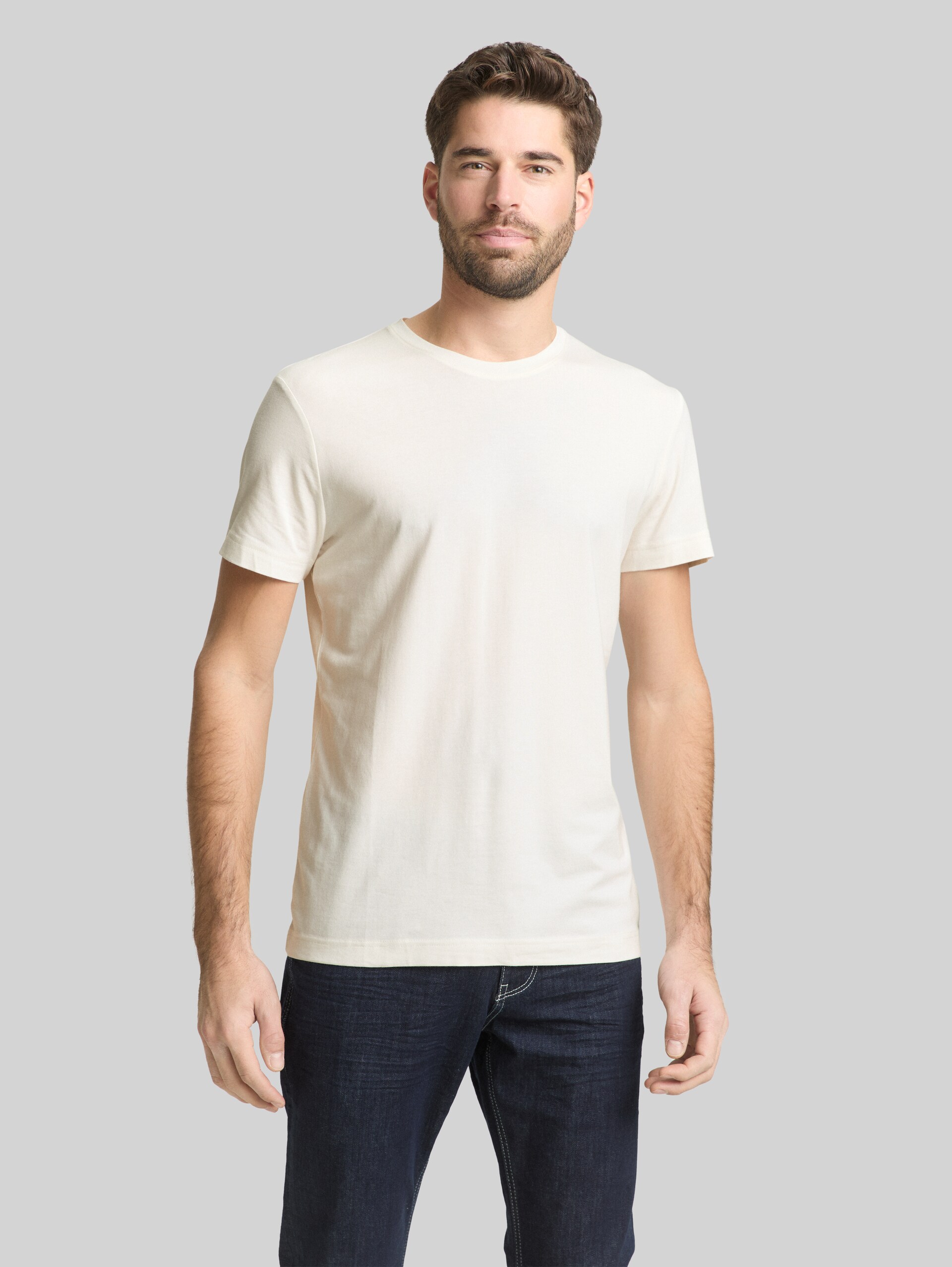 Basic Fitted T-Shirt - Gardenia White - Ausschnitt Model-Vorderansicht