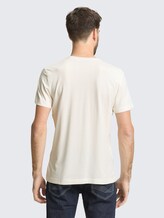 Basic Fitted T-Shirt - Gardenia White - Auschnitt Model-Rückansicht