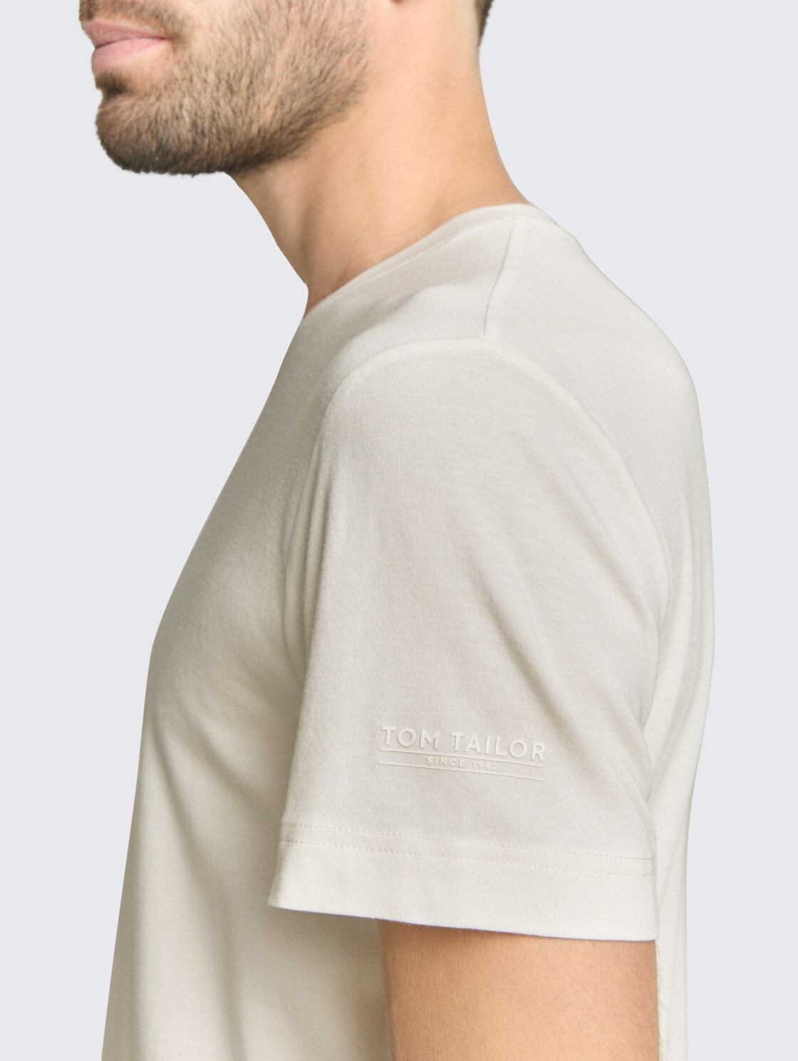 Basic Fitted T-Shirt - Gardenia White - Detail-Model-Ansicht