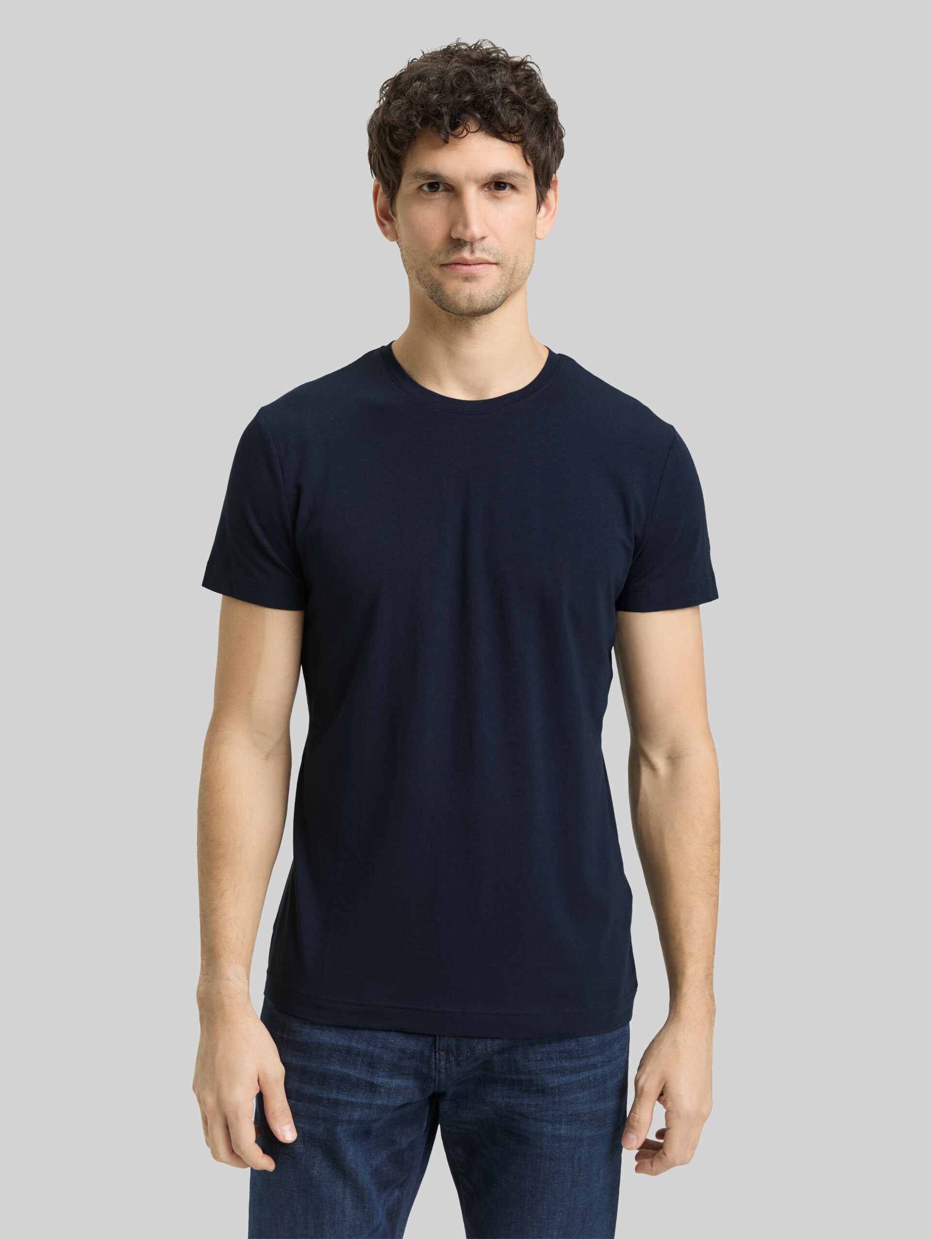 Basic Fitted T-Shirt - sky captain blue - Ausschnitt Model-Vorderansicht