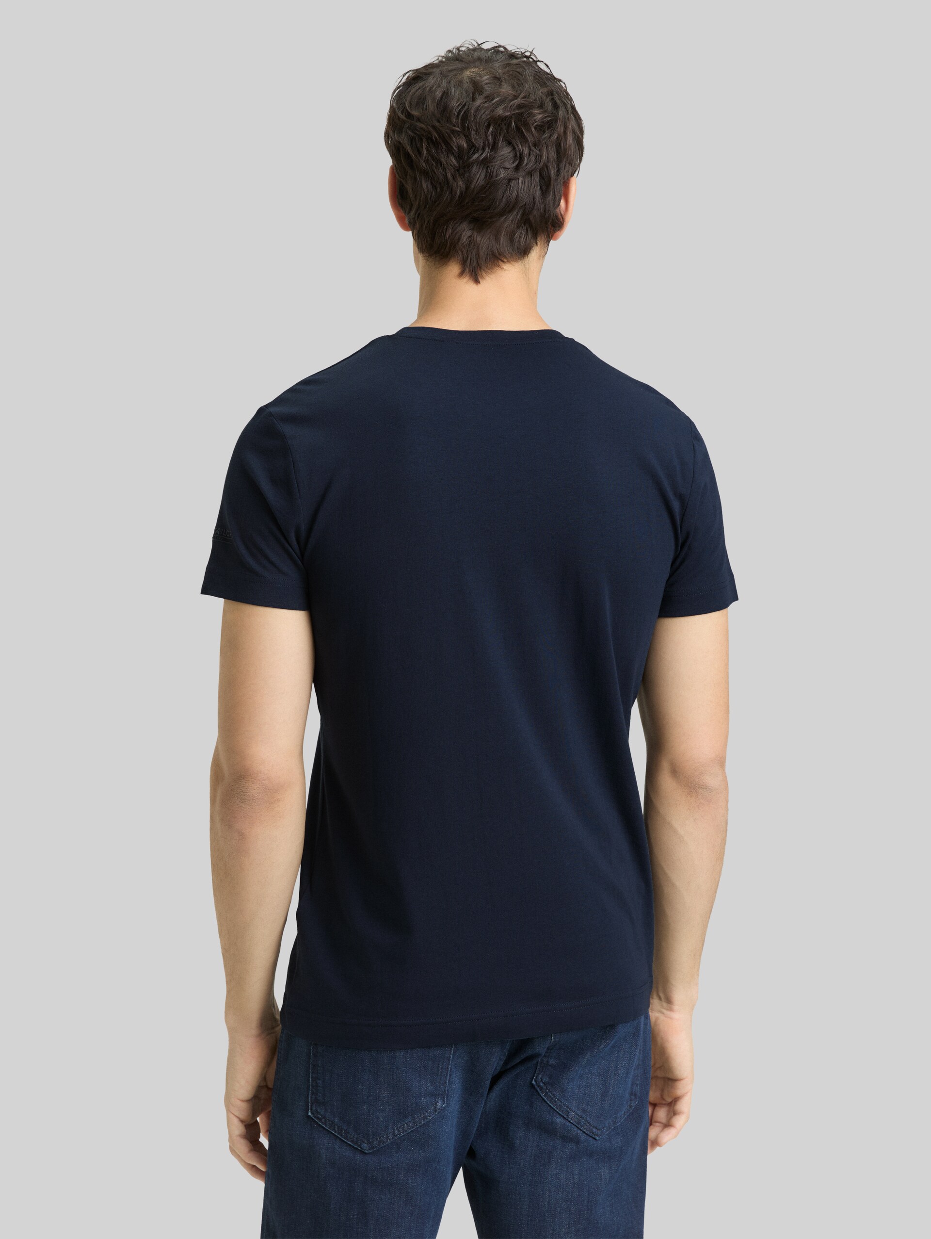 Basic Fitted T-Shirt - sky captain blue - Auschnitt Model-Rückansicht