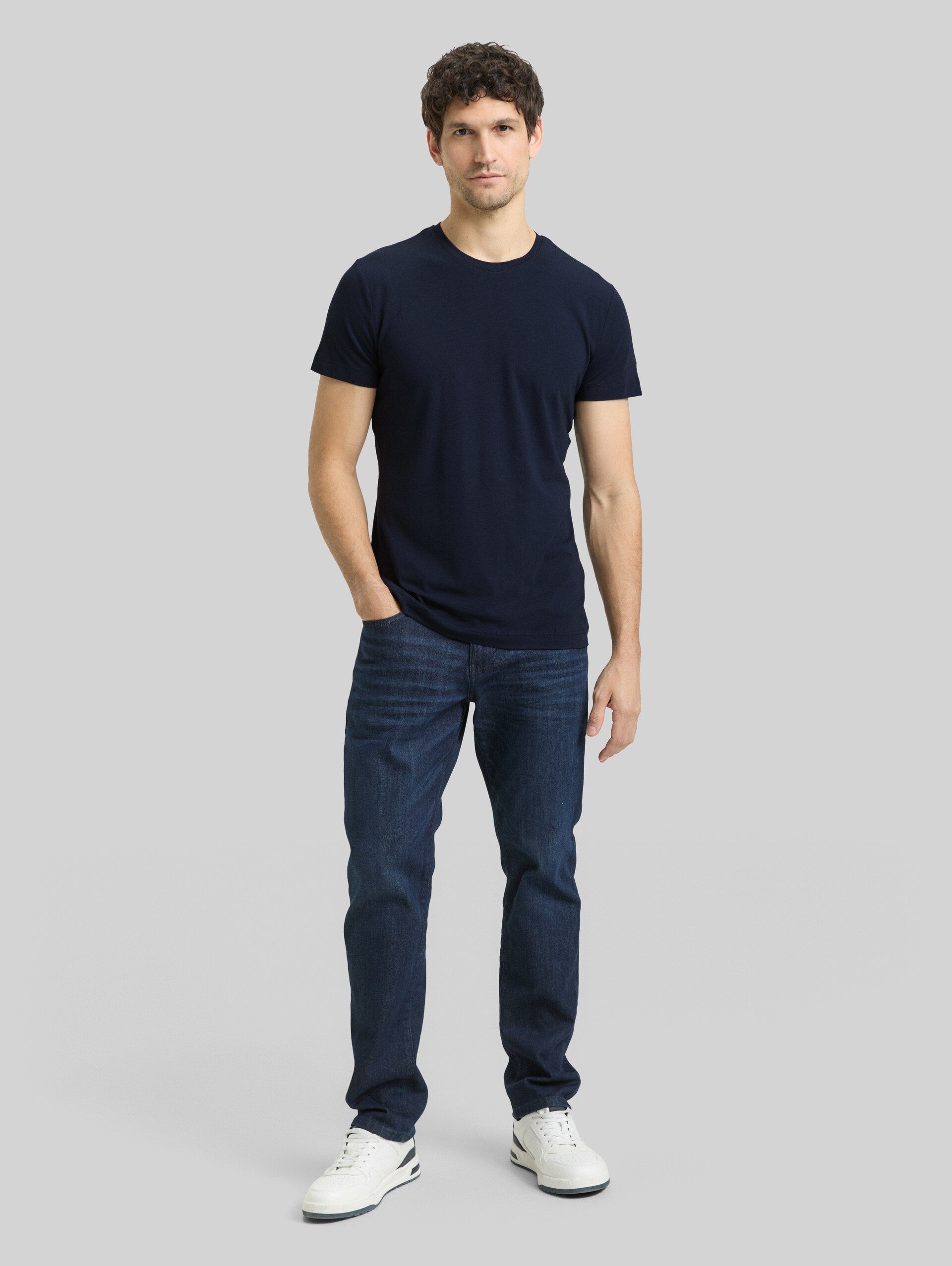 Basic Fitted T-Shirt - sky captain blue - Model-Vorderansicht