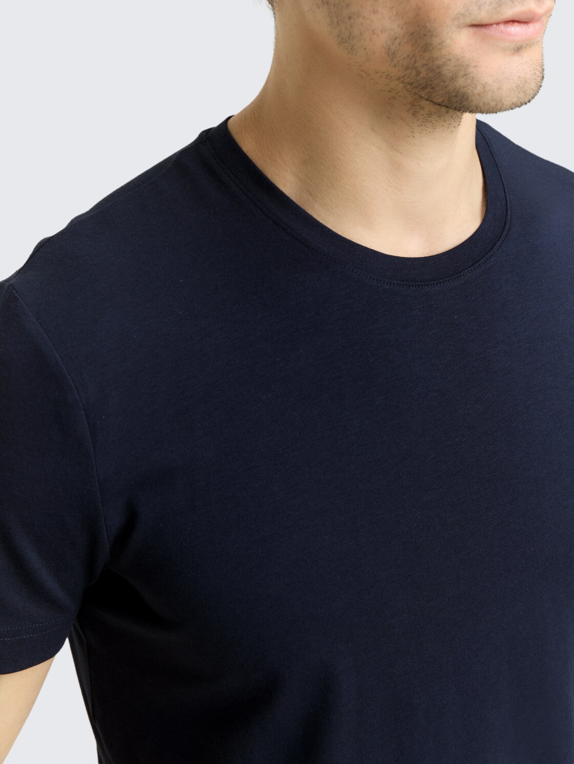 Basic Fitted T-Shirt - sky captain blue - Detail-Model-Ansicht