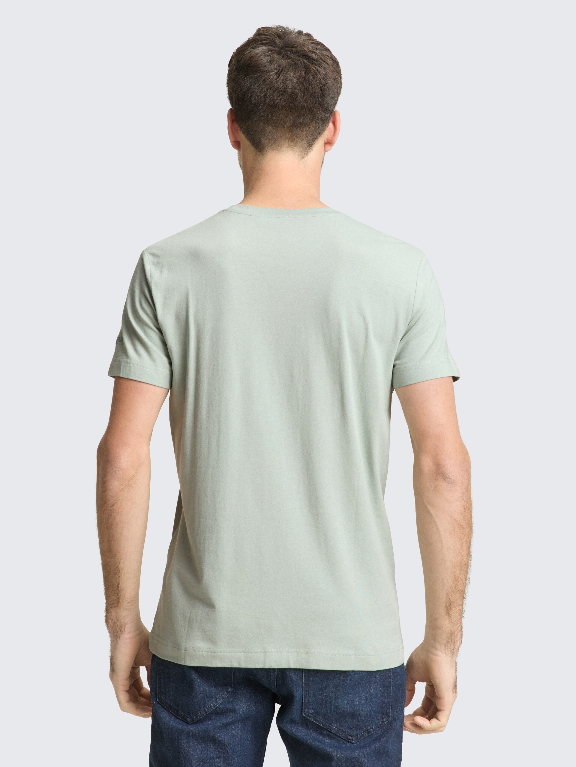 Basic Fitted T-Shirt - soft greyish green - Auschnitt Model-Rückansicht