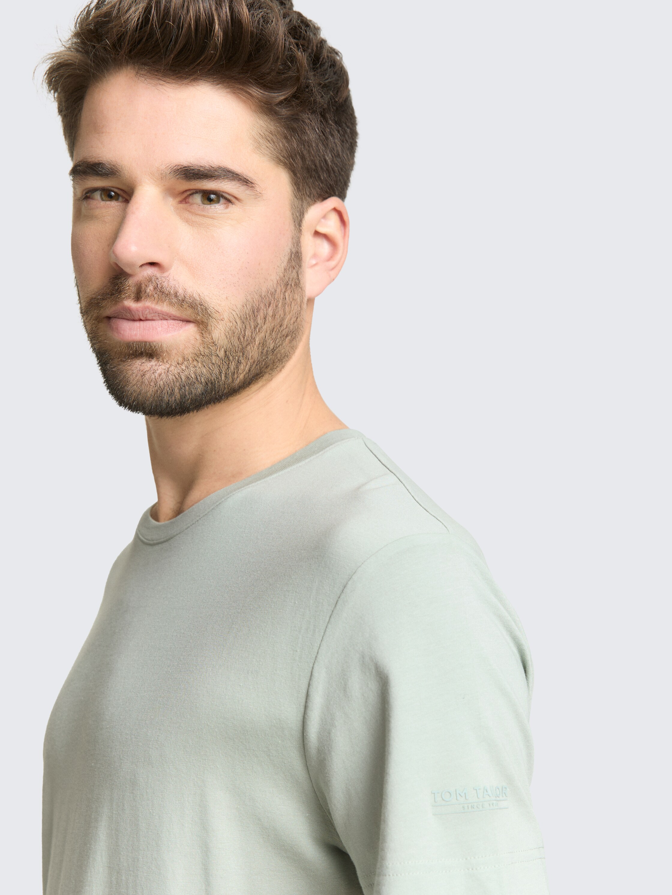 Basic Fitted T-Shirt - soft greyish green - Detail-Model-Ansicht