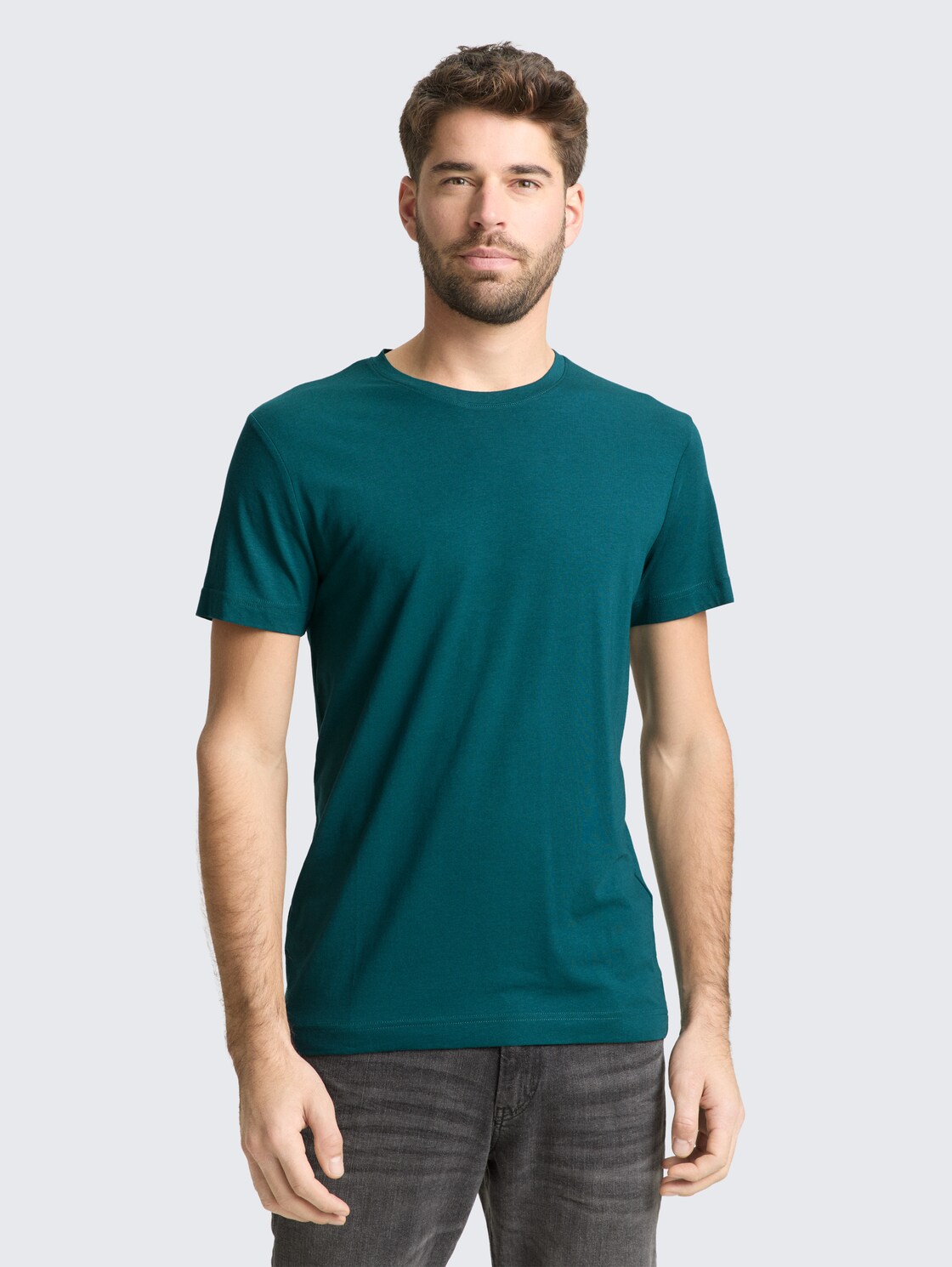 Basic Fitted T-Shirt - Deep Meadow Green - Ausschnitt Model-Vorderansicht