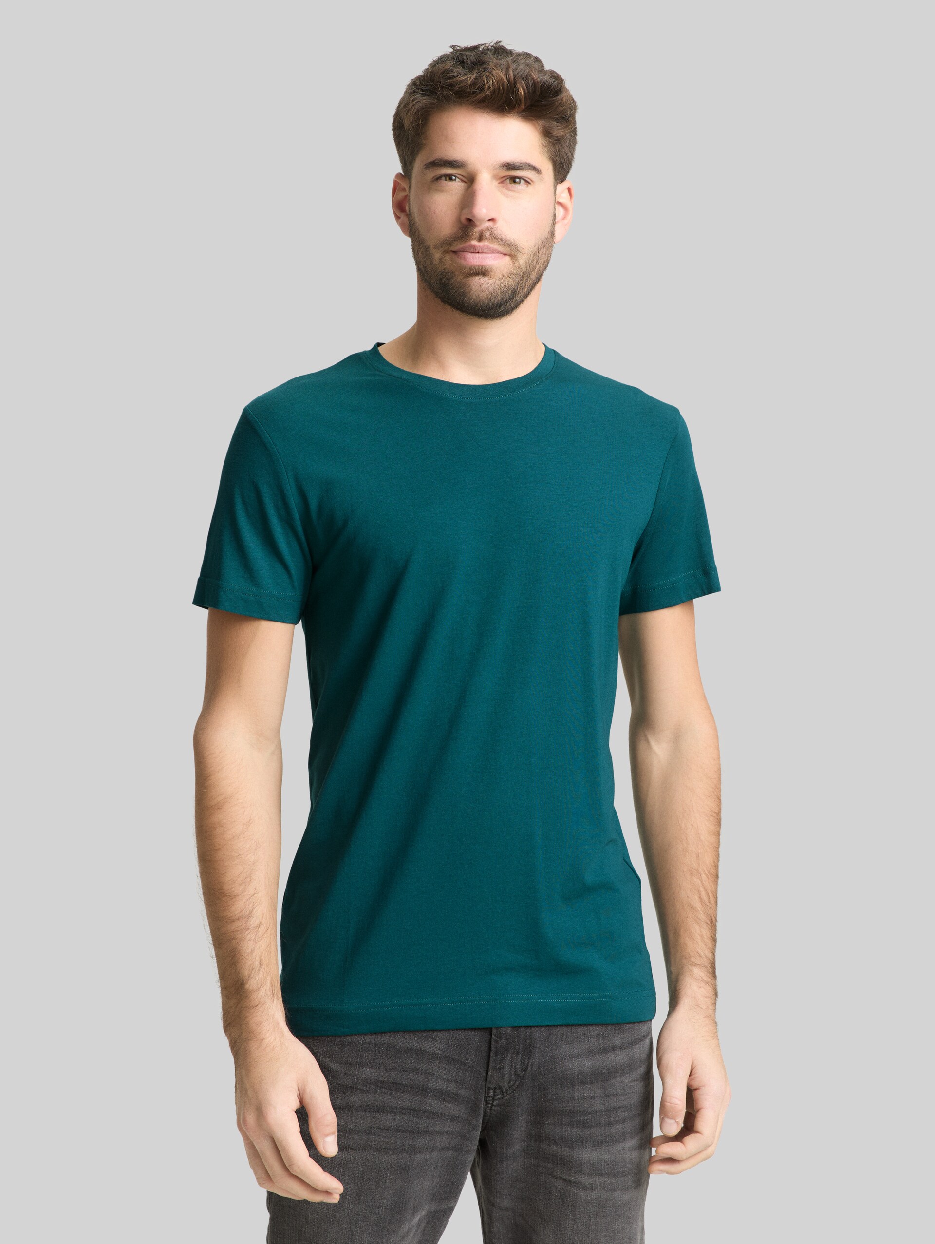 Basic Fitted T-Shirt - Deep Meadow Green - Ausschnitt Model-Vorderansicht