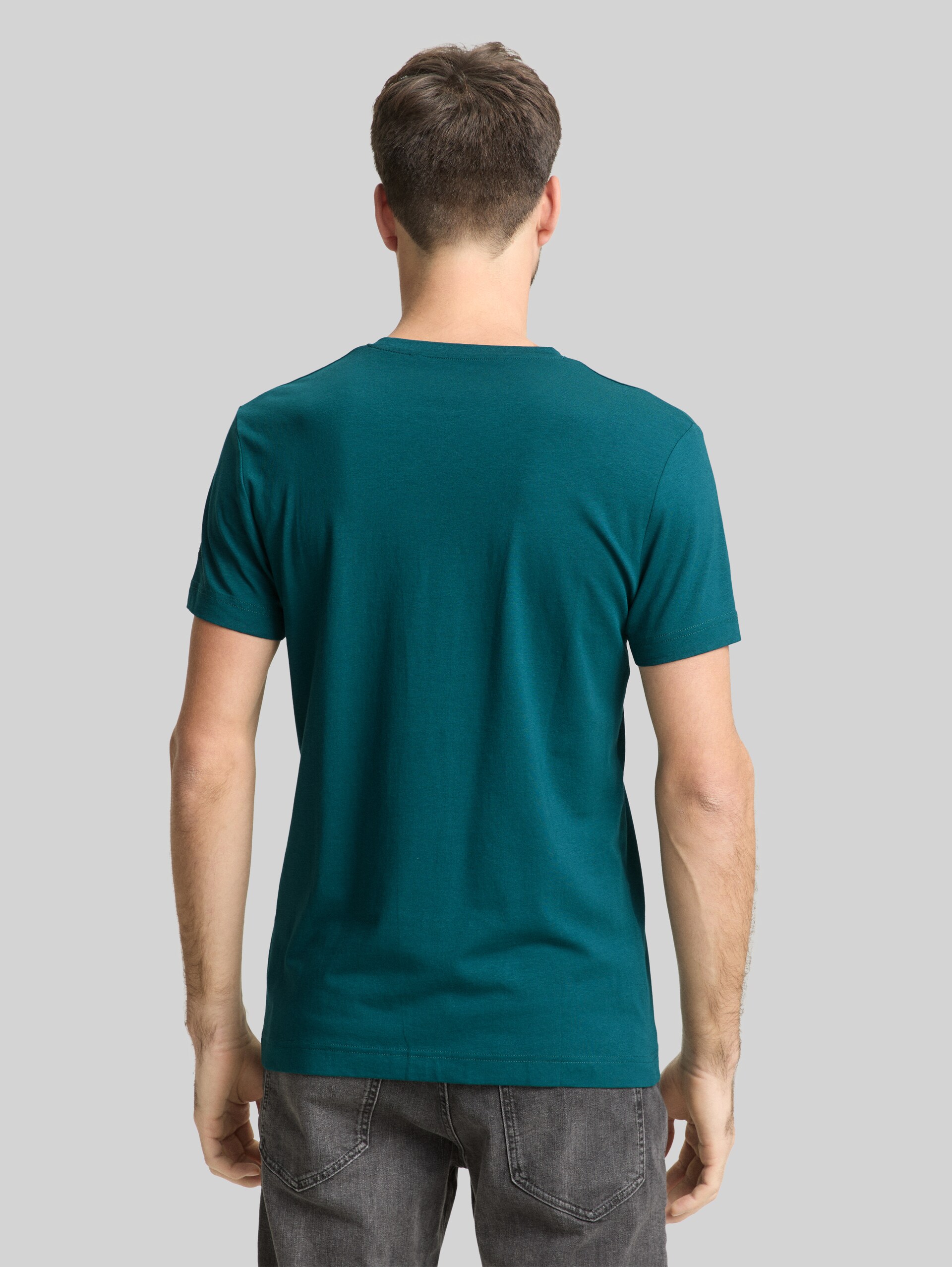 Basic Fitted T-Shirt - Deep Meadow Green - Auschnitt Model-Rückansicht