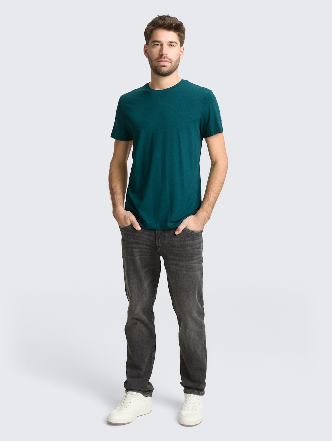 Basic Fitted T-Shirt - Deep Meadow Green - Model-Vorderansicht