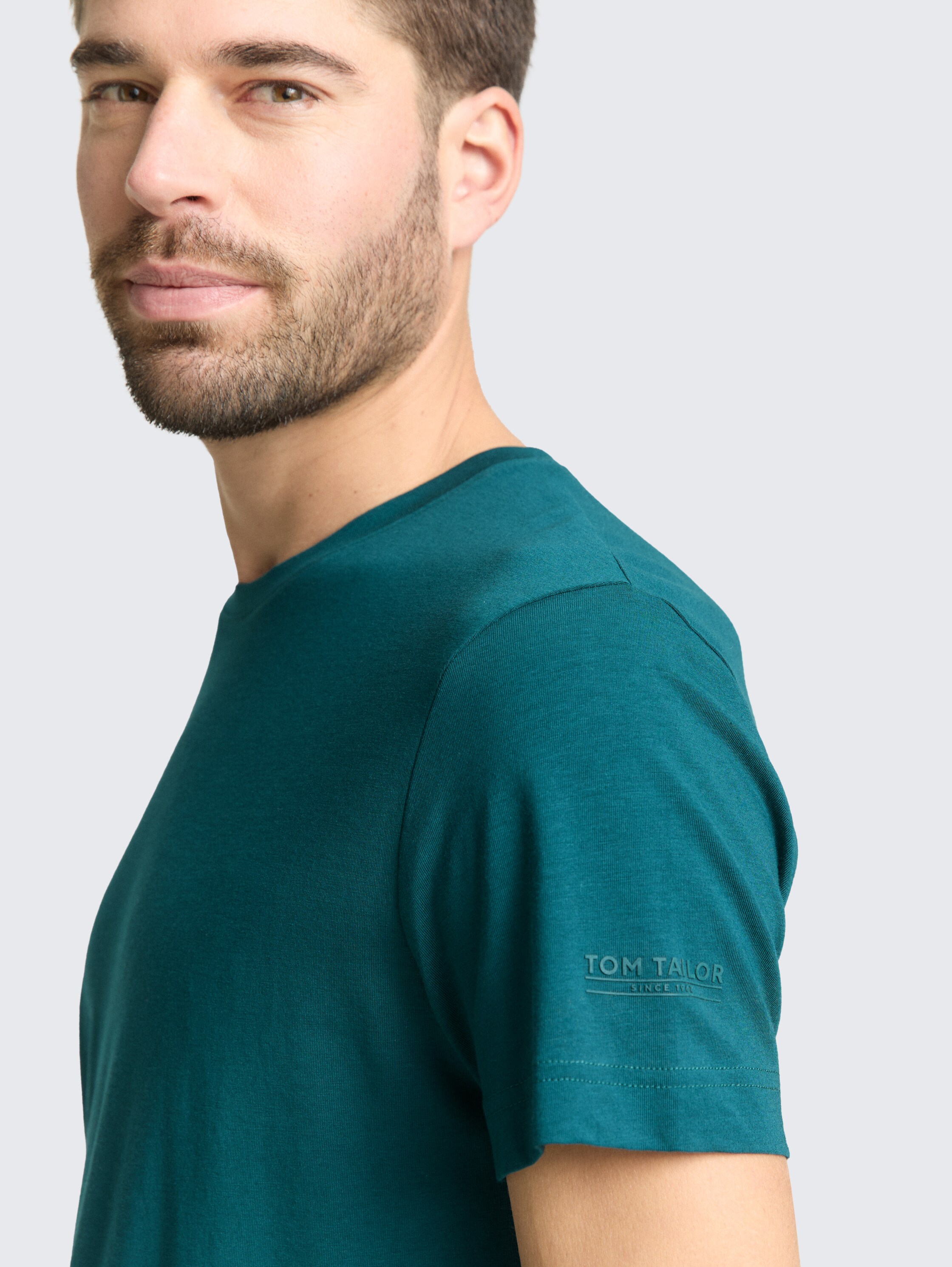 Basic Fitted T-Shirt - Deep Meadow Green - Detail-Model-Ansicht