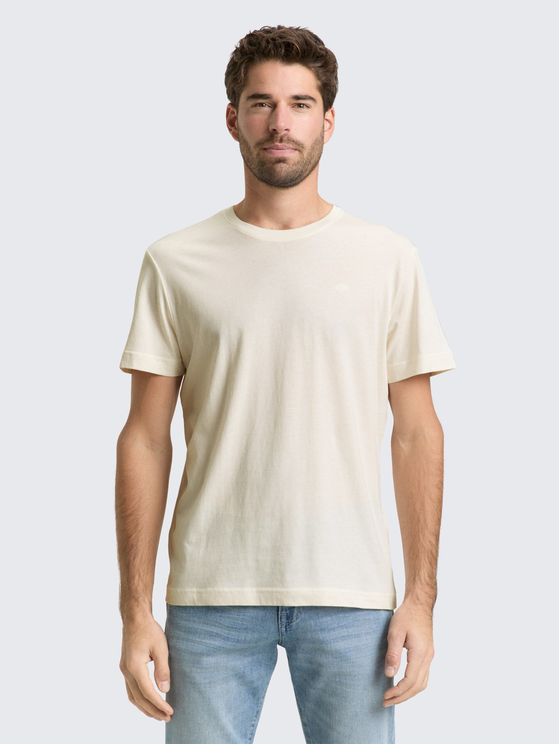 T-Shirt mit Logo-Stickerei - Gardenia White - Ausschnitt Model-Vorderansicht