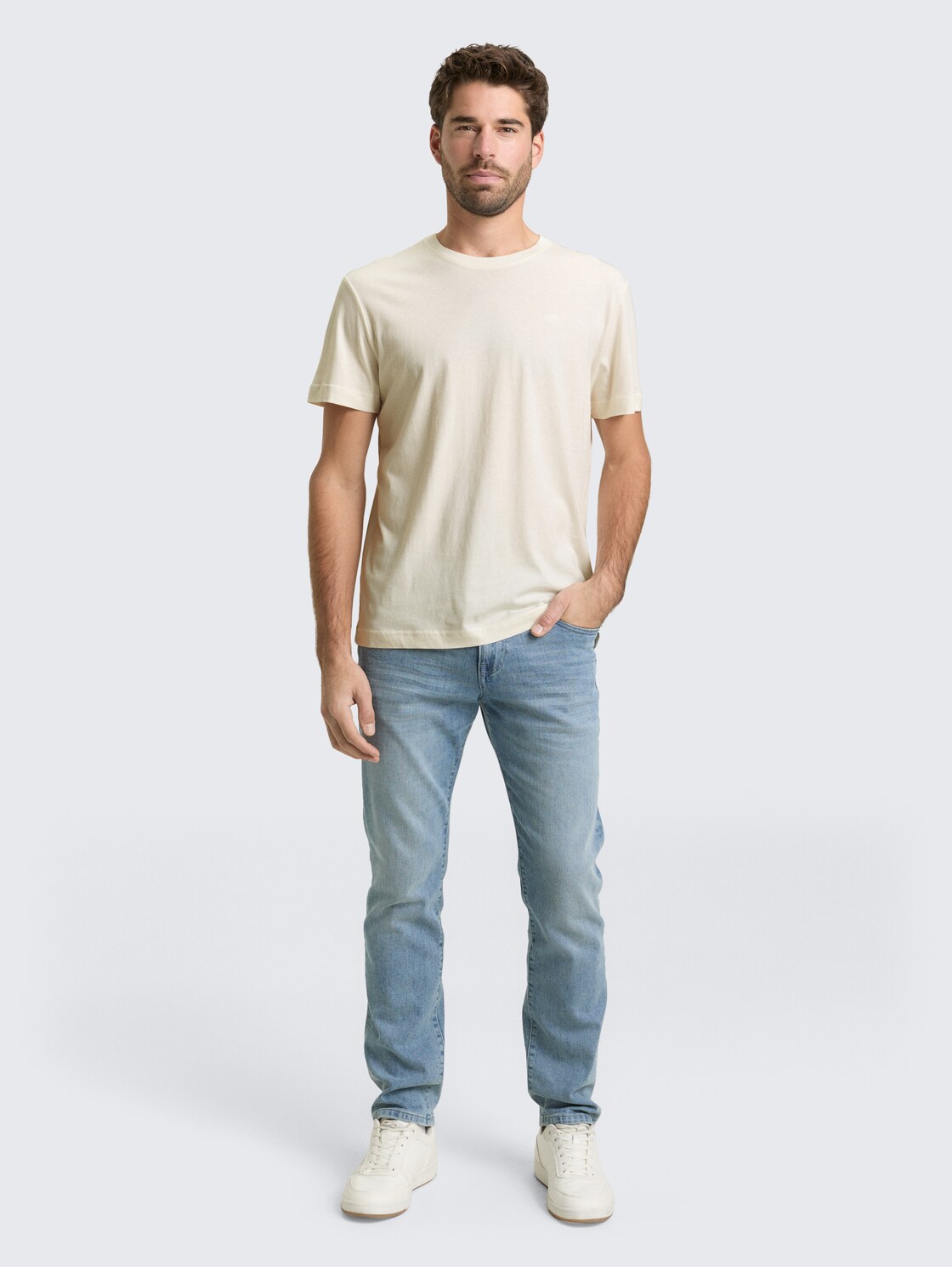 T-Shirt mit Logo-Stickerei - Gardenia White - Model-Vorderansicht