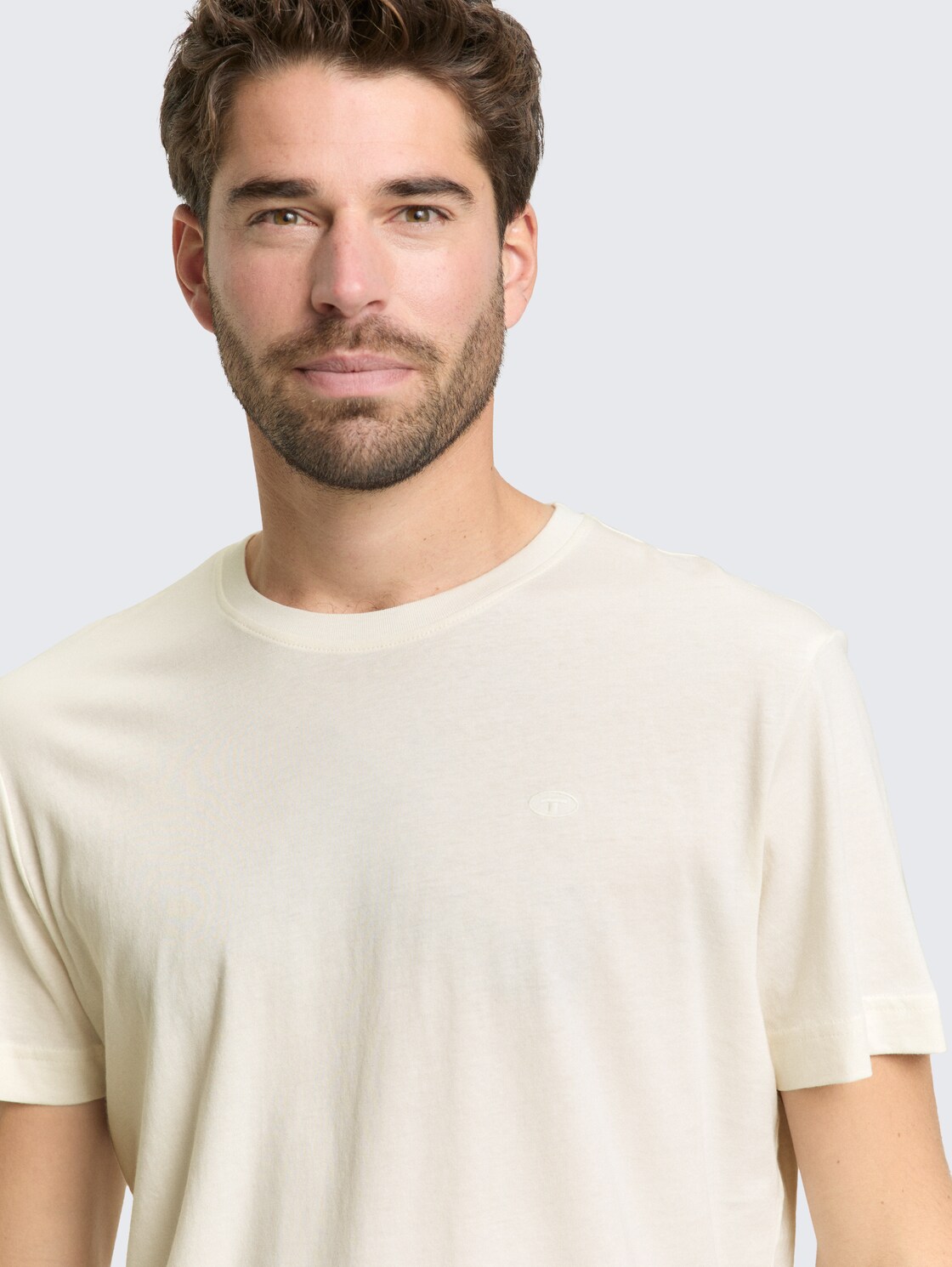 T-Shirt mit Logo-Stickerei - Gardenia White - Detail-Model-Ansicht