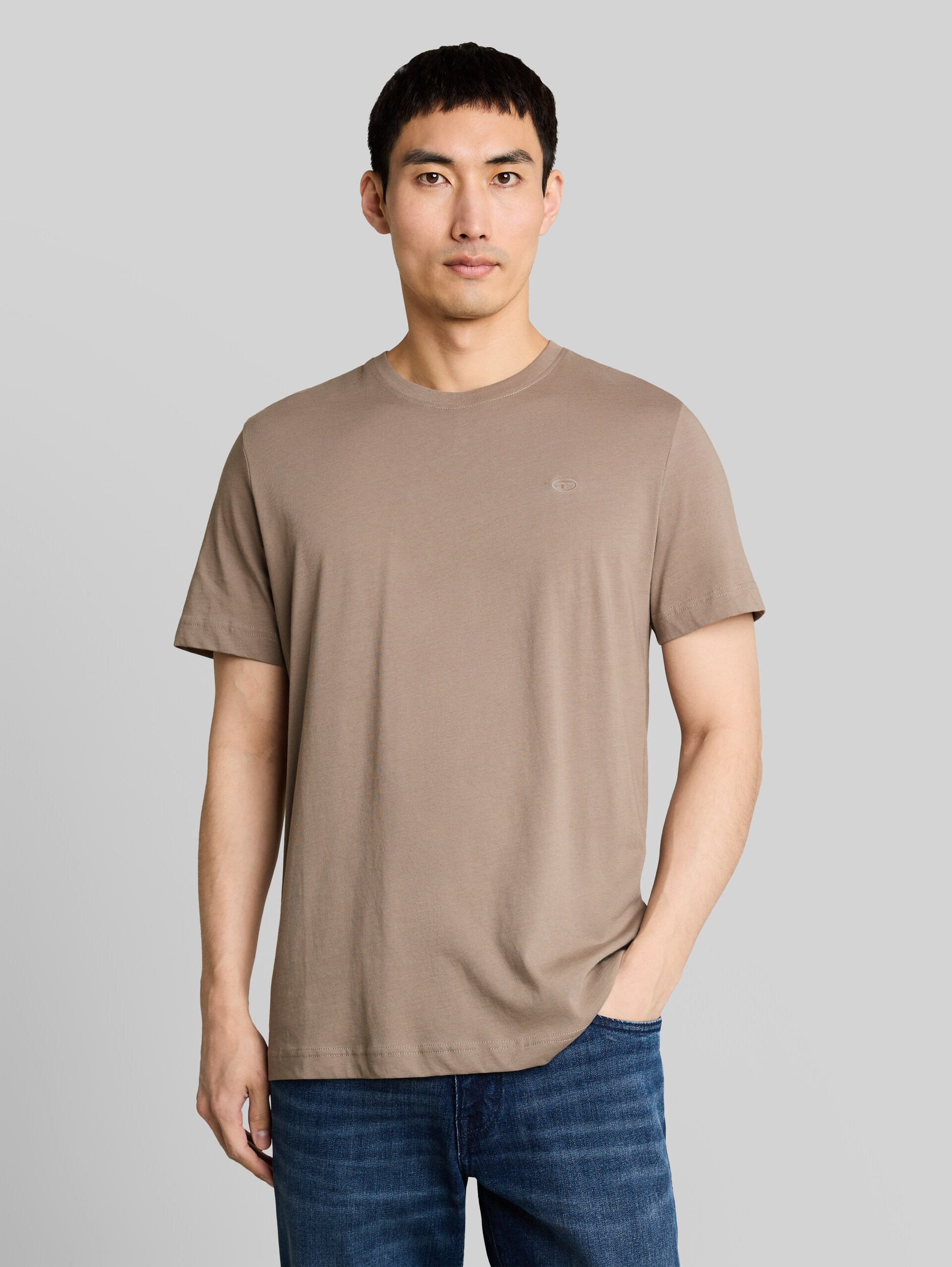 T-shirt avec logo brodé - Driftwood Taupe - Découpe Vue de face du modèle
