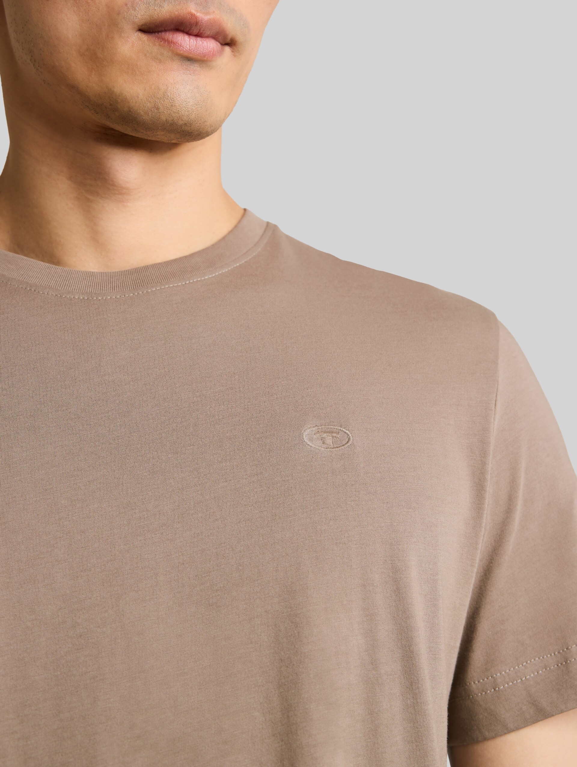 T-shirt avec logo brodé - Driftwood Taupe - Vue détaillée du modèle