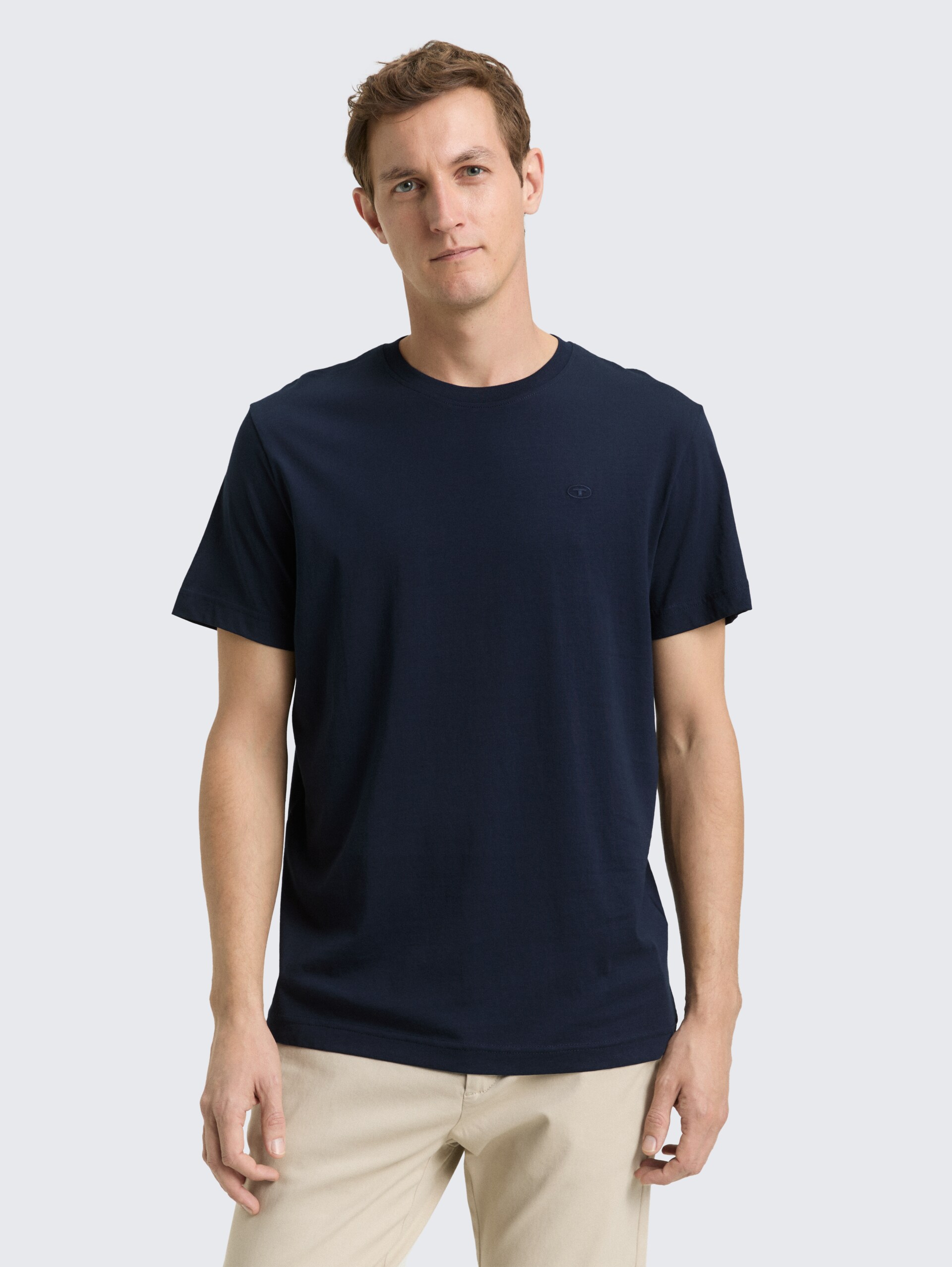 T-shirt met geborduurd logo - sky captain blue - Nek model vooraanzicht