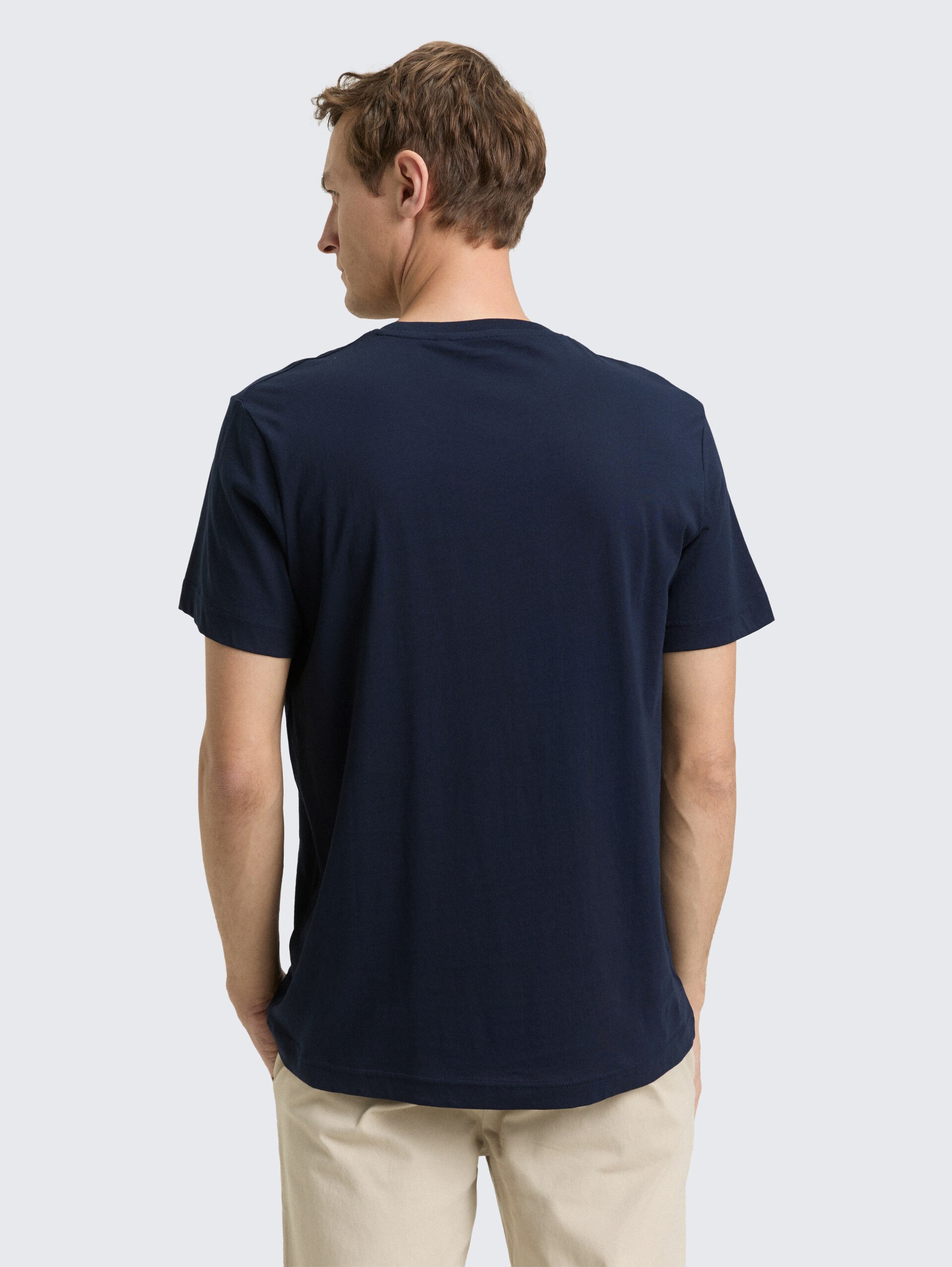 T-shirt met geborduurd logo - sky captain blue - Neklijn model-achteraanzicht