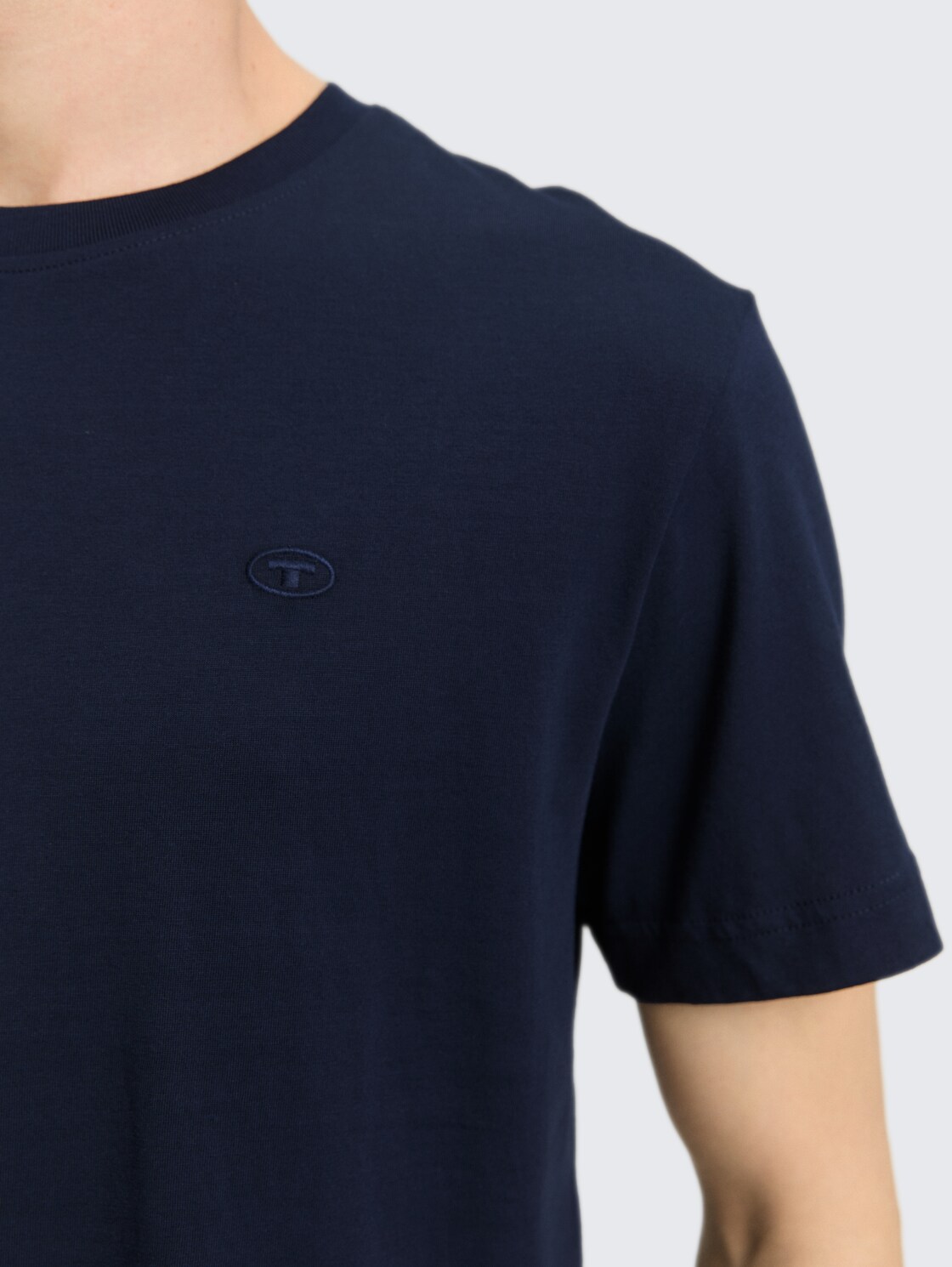 T-Shirt mit Logo-Stickerei - sky captain blue - Detail-Model-Ansicht