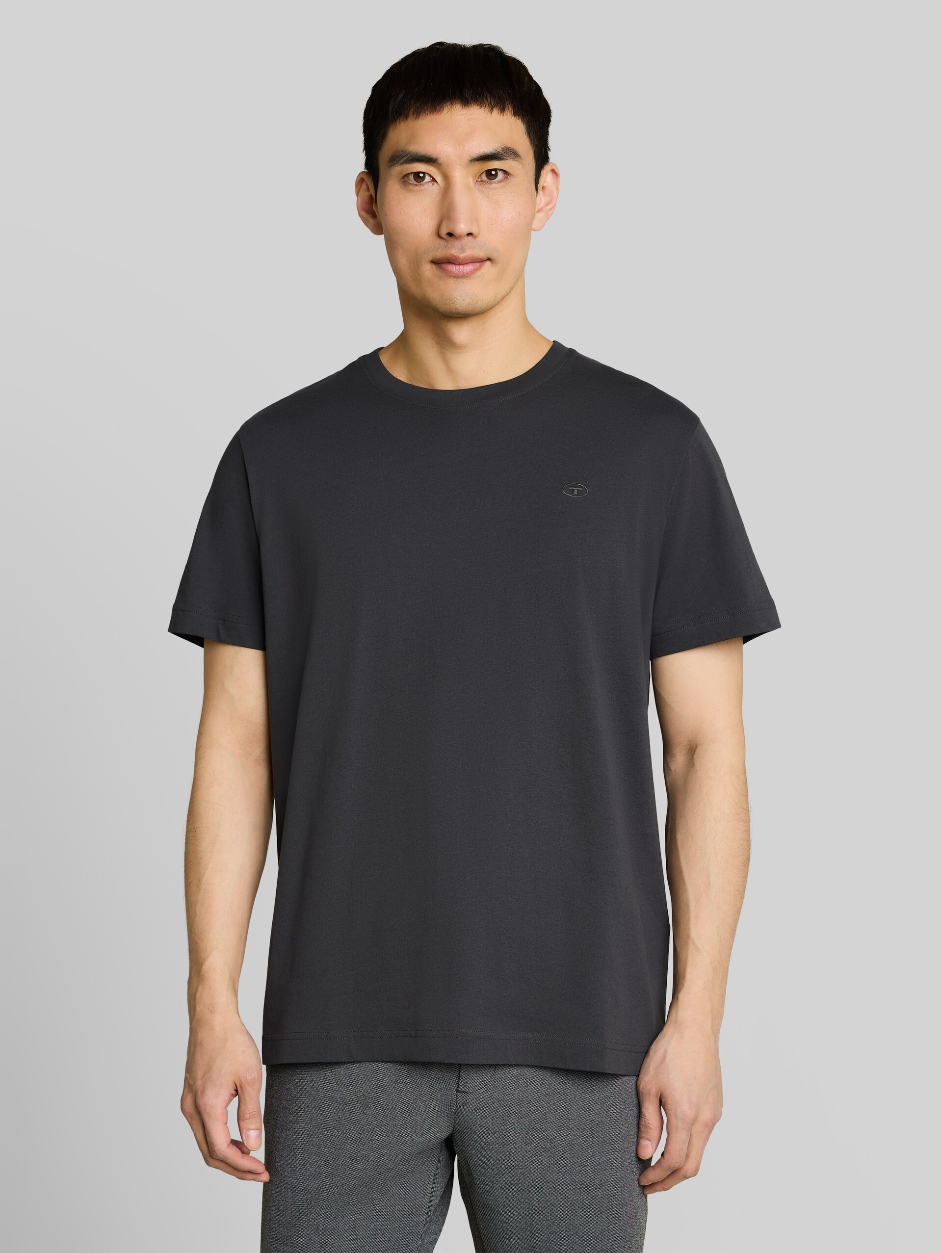 T-shirt avec logo brodé - Tarmac Grey - Découpe Vue de face du modèle