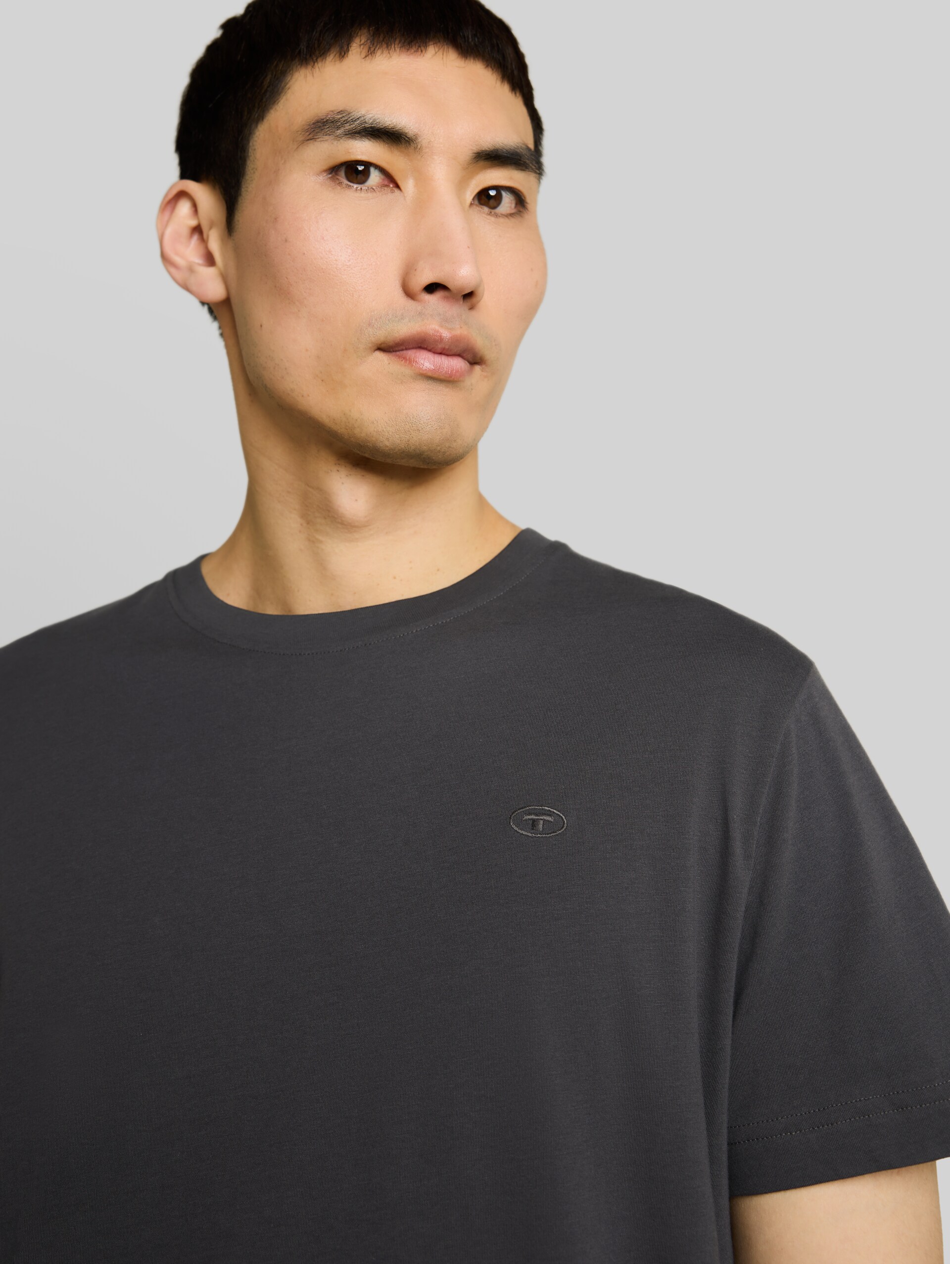 T-shirt avec logo brodé - Tarmac Grey - Vue détaillée du modèle