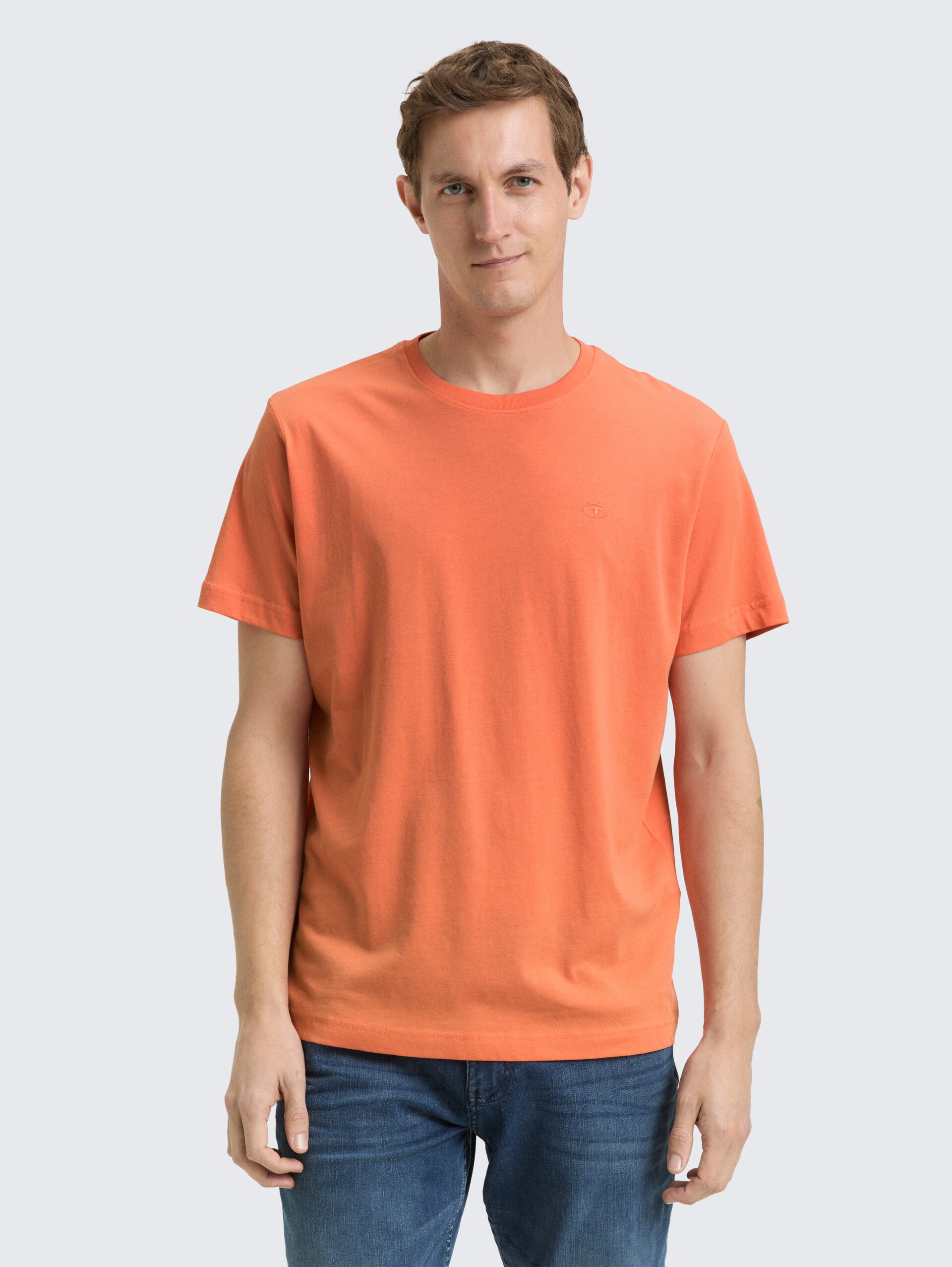 T-Shirt mit Logo-Stickerei - Wild Coral - Ausschnitt Model-Vorderansicht