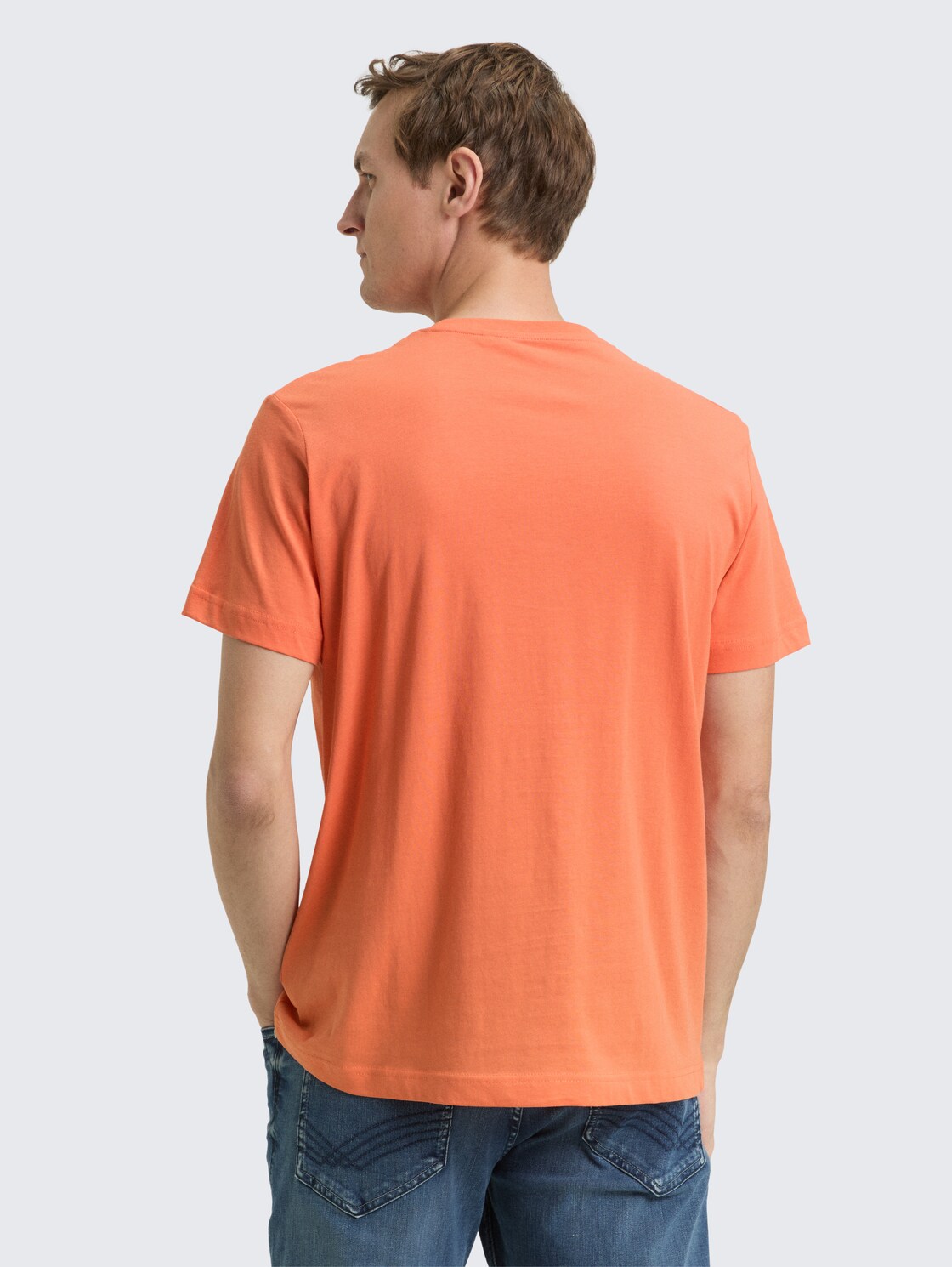 T-Shirt mit Logo-Stickerei - Wild Coral - Auschnitt Model-Rückansicht