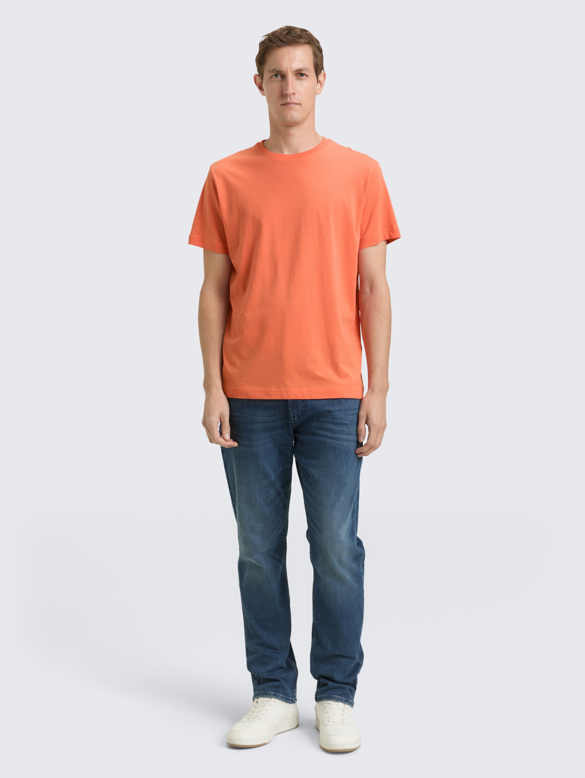 T-Shirt mit Logo-Stickerei - Wild Coral - Model-Vorderansicht