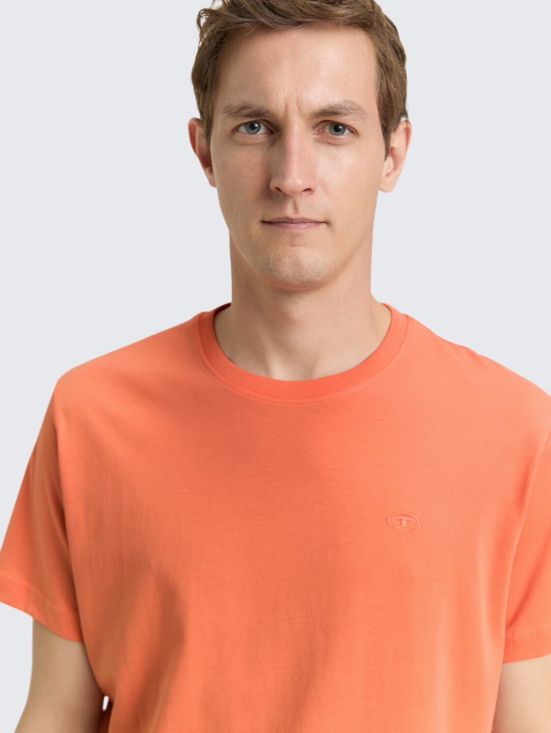 T-Shirt mit Logo-Stickerei - Wild Coral - Detail-Model-Ansicht