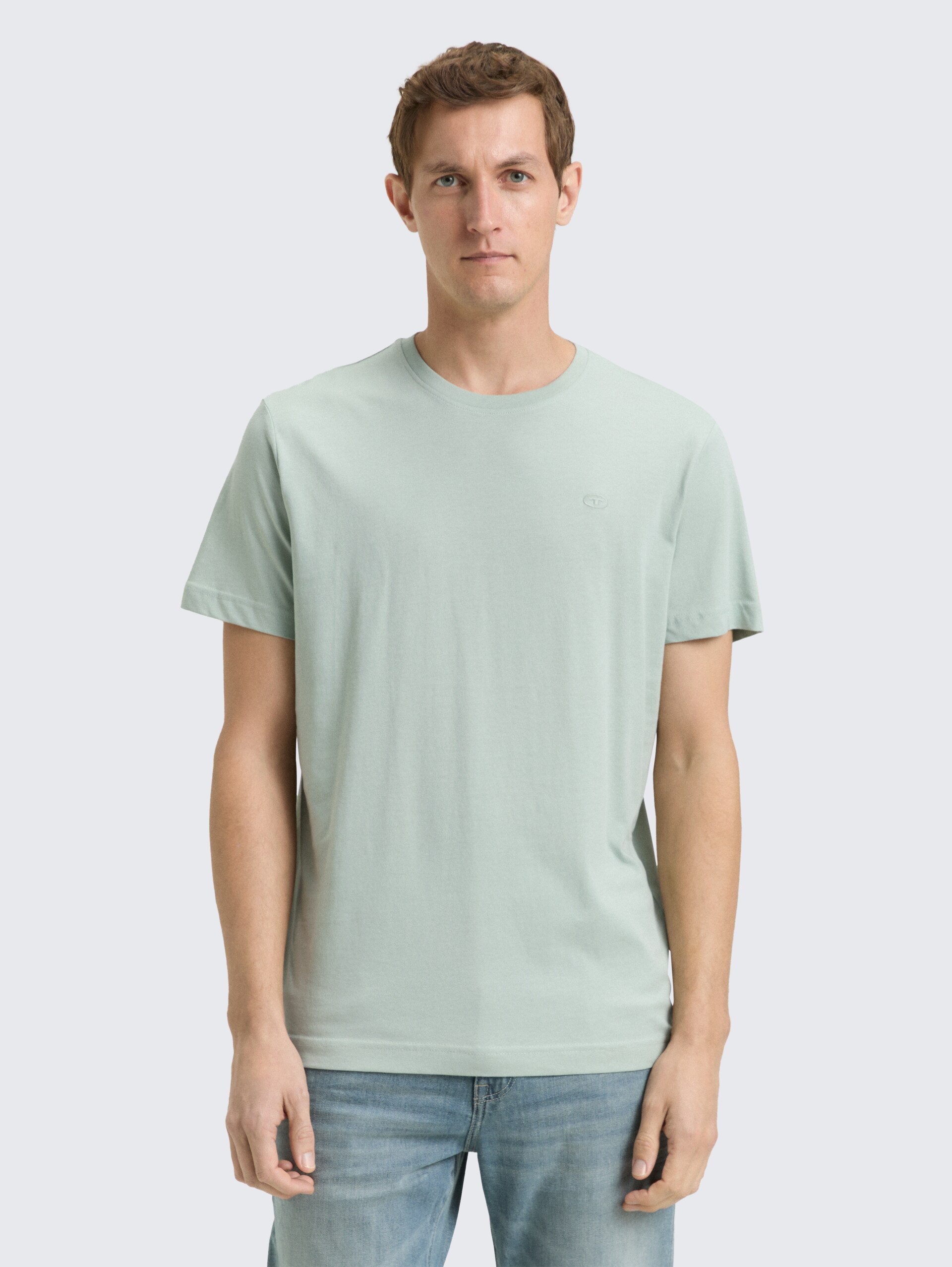 T-Shirt mit Logo-Stickerei - soft greyish green - Ausschnitt Model-Vorderansicht