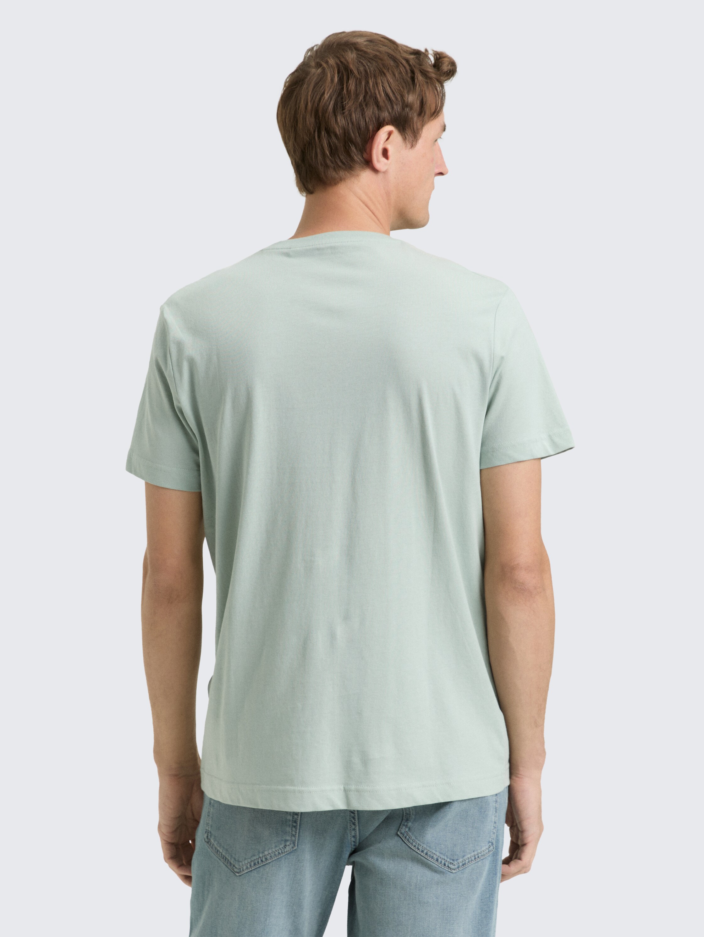 T-Shirt mit Logo-Stickerei - soft greyish green - Auschnitt Model-Rückansicht