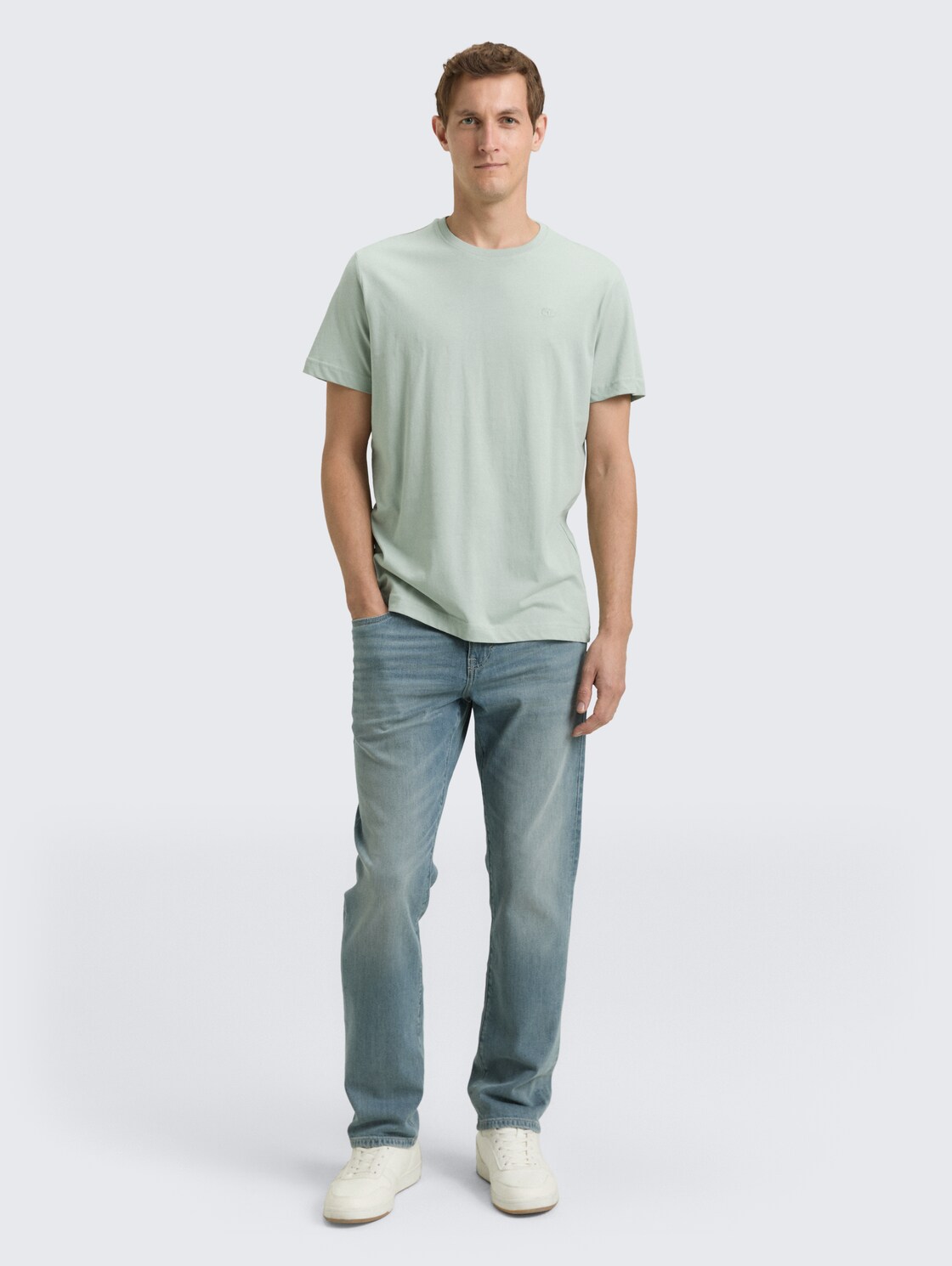 T-Shirt mit Logo-Stickerei - soft greyish green - Model-Vorderansicht