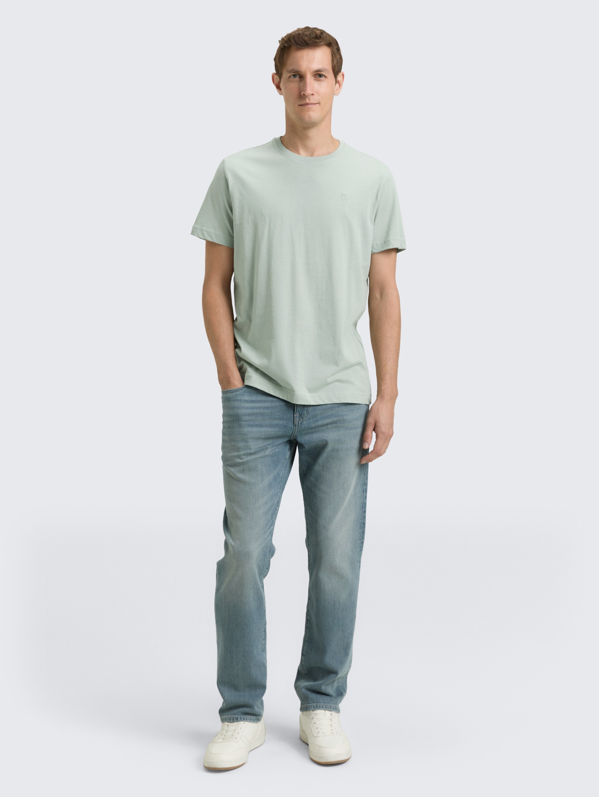 T-Shirt mit Logo-Stickerei - soft greyish green - Model-Vorderansicht