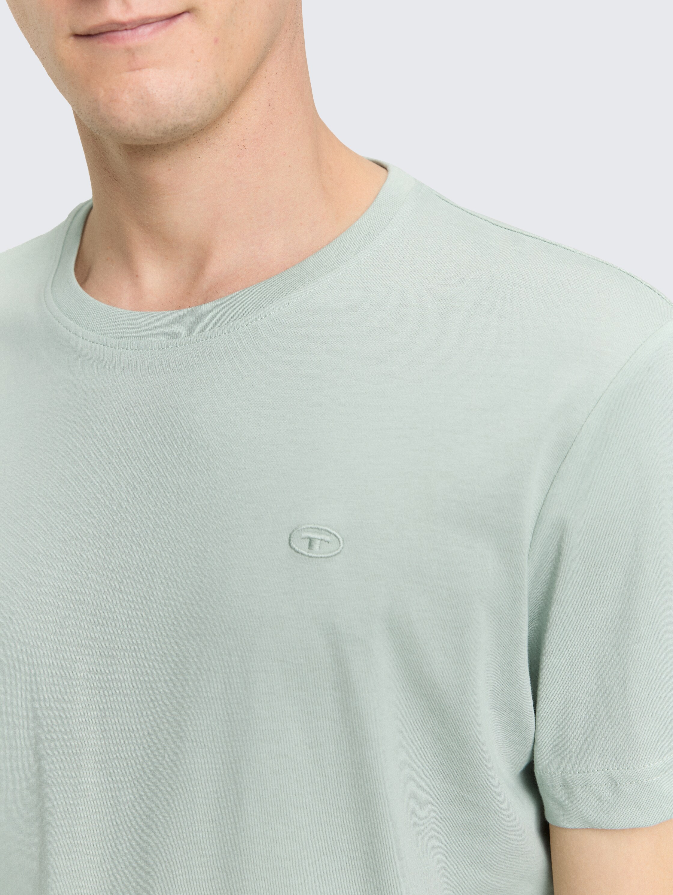 T-Shirt mit Logo-Stickerei - soft greyish green - Detail-Model-Ansicht