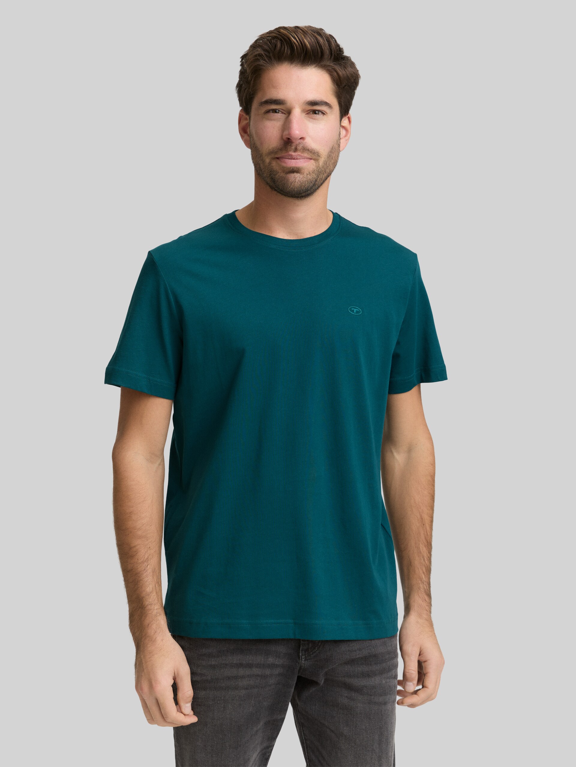 T-Shirt mit Logo-Stickerei - Deep Meadow Green - Ausschnitt Model-Vorderansicht