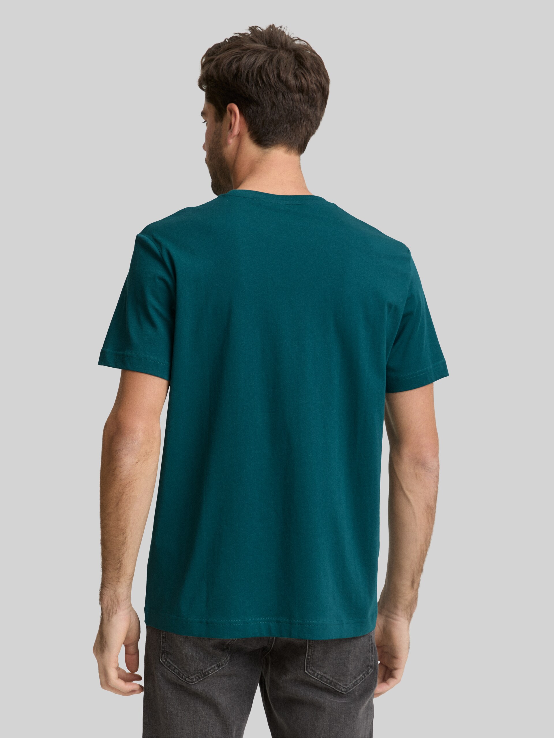 T-Shirt mit Logo-Stickerei - Deep Meadow Green - Auschnitt Model-Rückansicht
