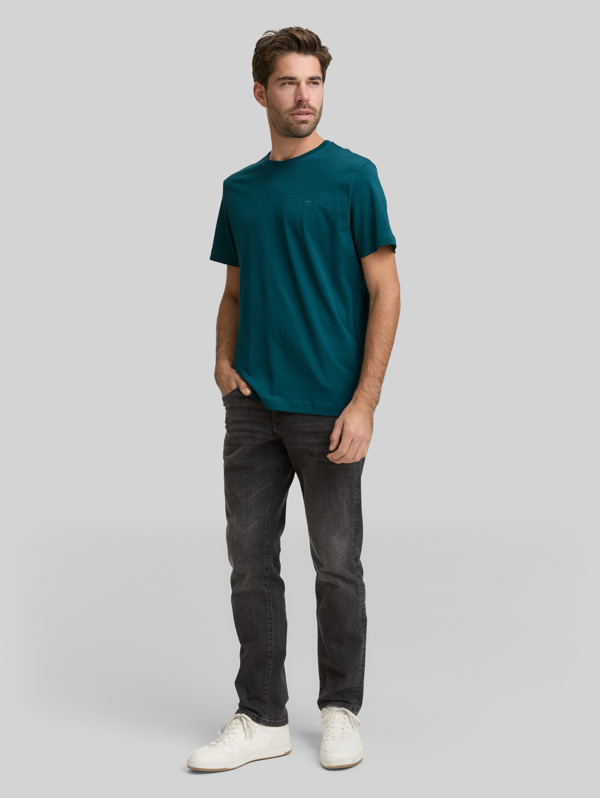 T-Shirt mit Logo-Stickerei - Deep Meadow Green - Model-Vorderansicht