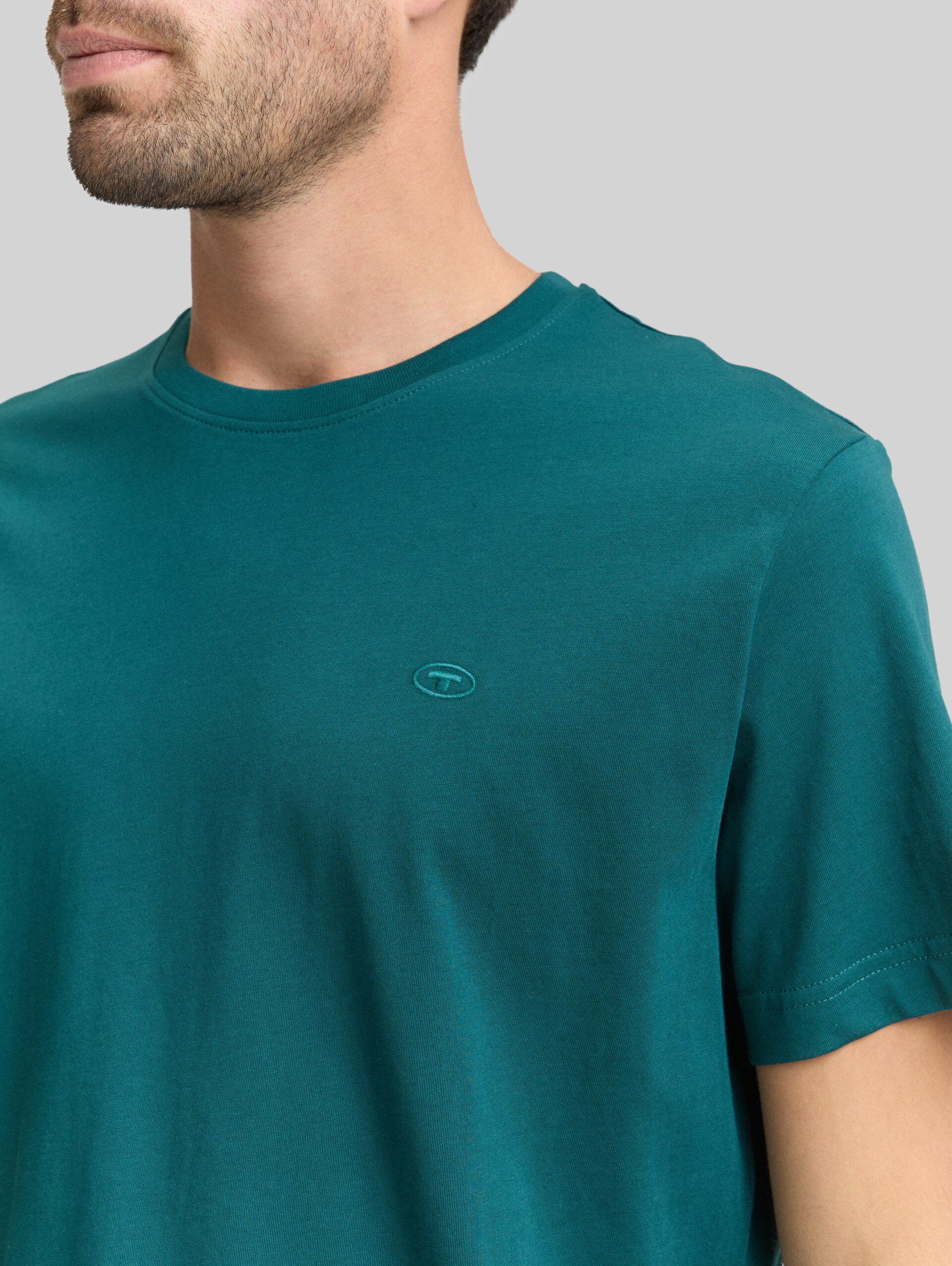 T-Shirt mit Logo-Stickerei - Deep Meadow Green - Detail-Model-Ansicht