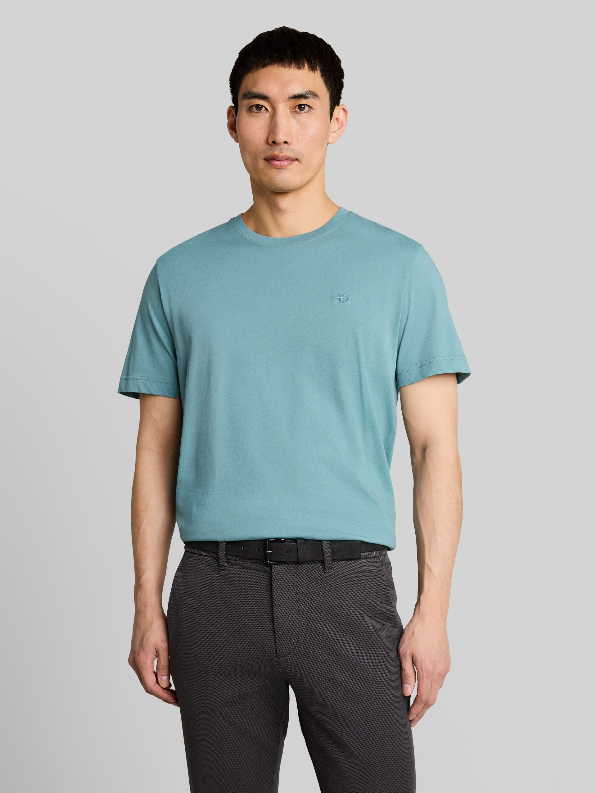 T-shirt avec logo brodé - Mineral Stone Blue - Découpe Vue de face du modèle