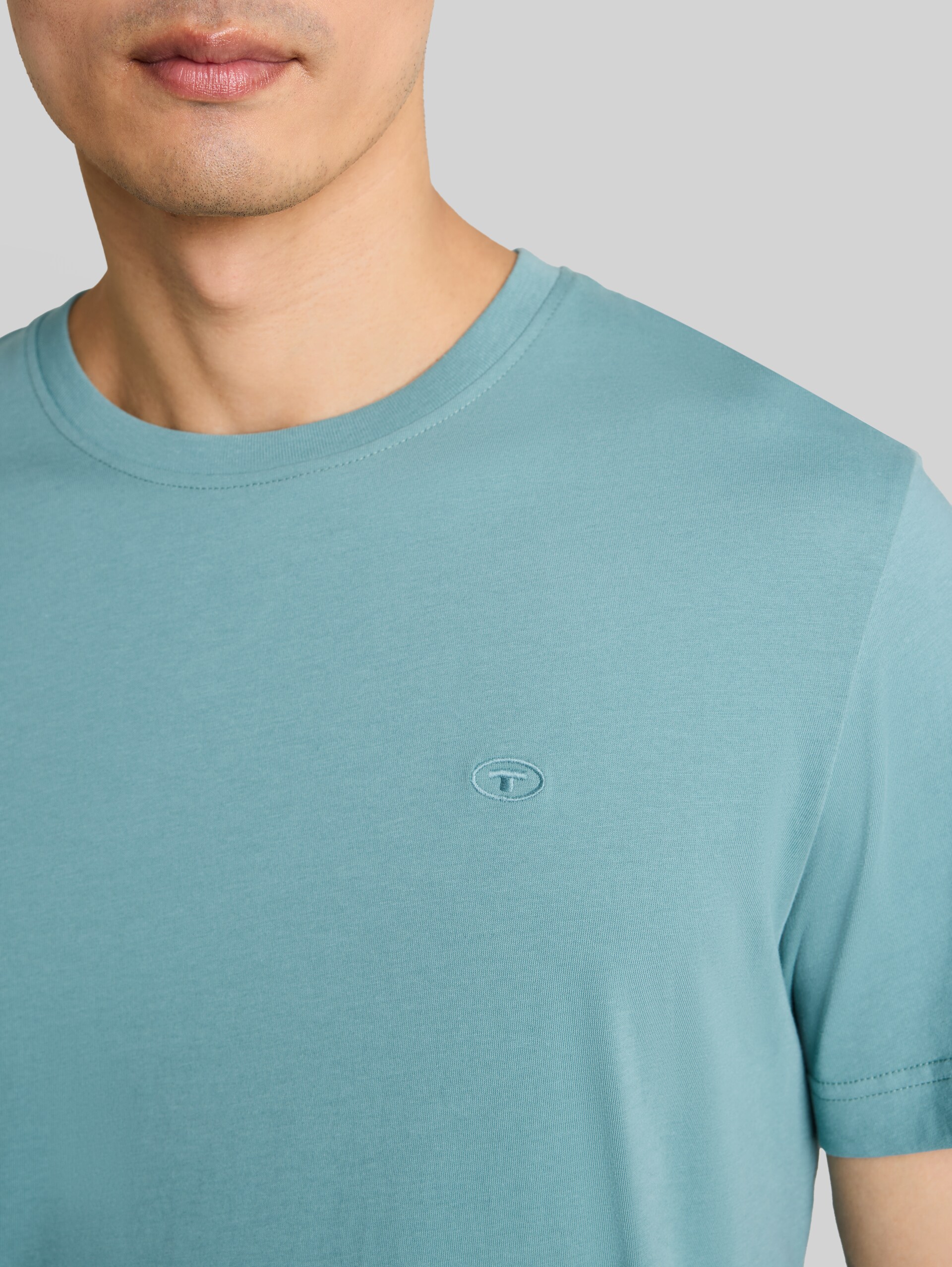 T-shirt avec logo brodé - Mineral Stone Blue - Vue détaillée du modèle