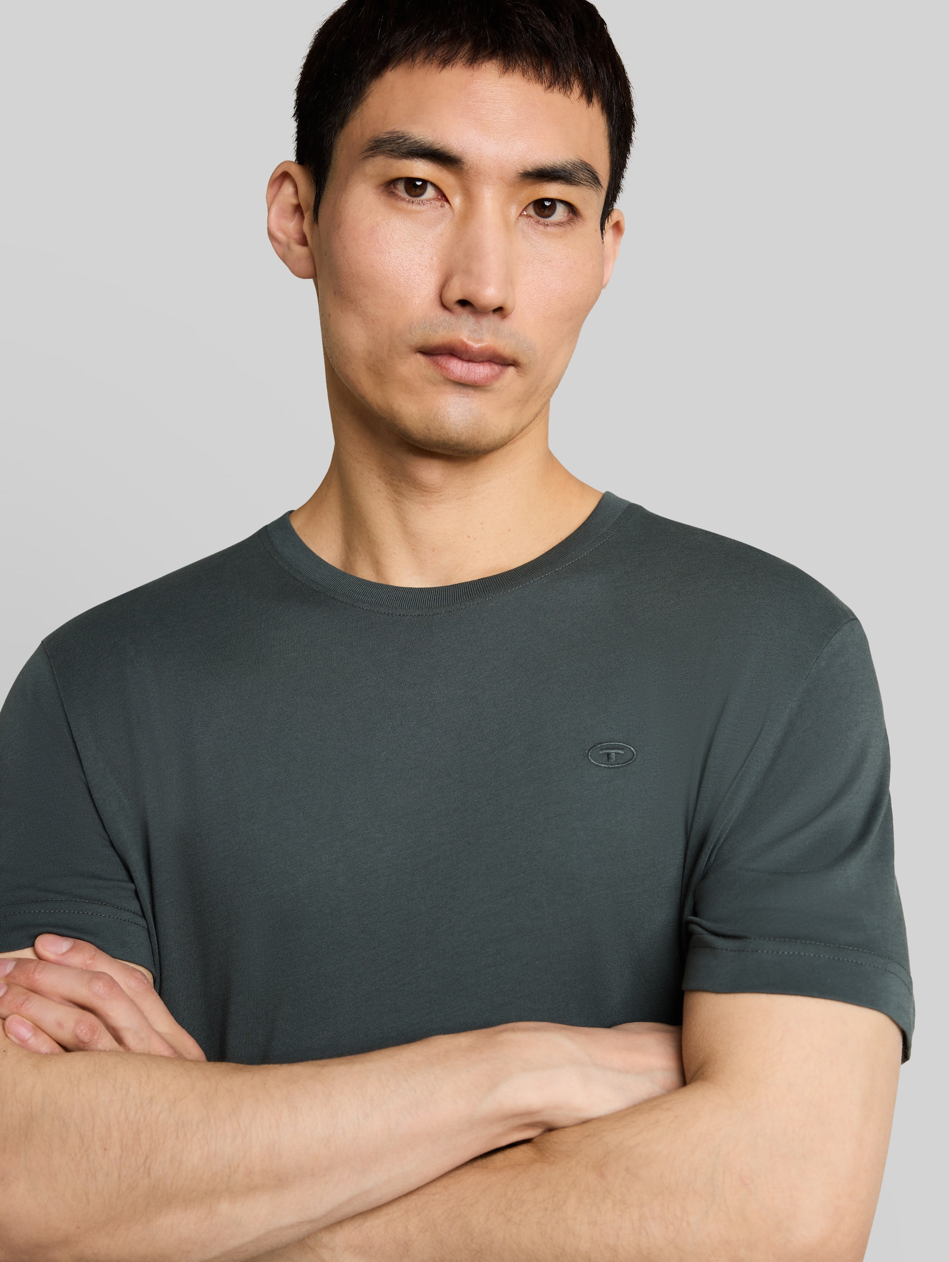 T-shirt avec logo brodé - Darkest Olive - Vue détaillée du modèle