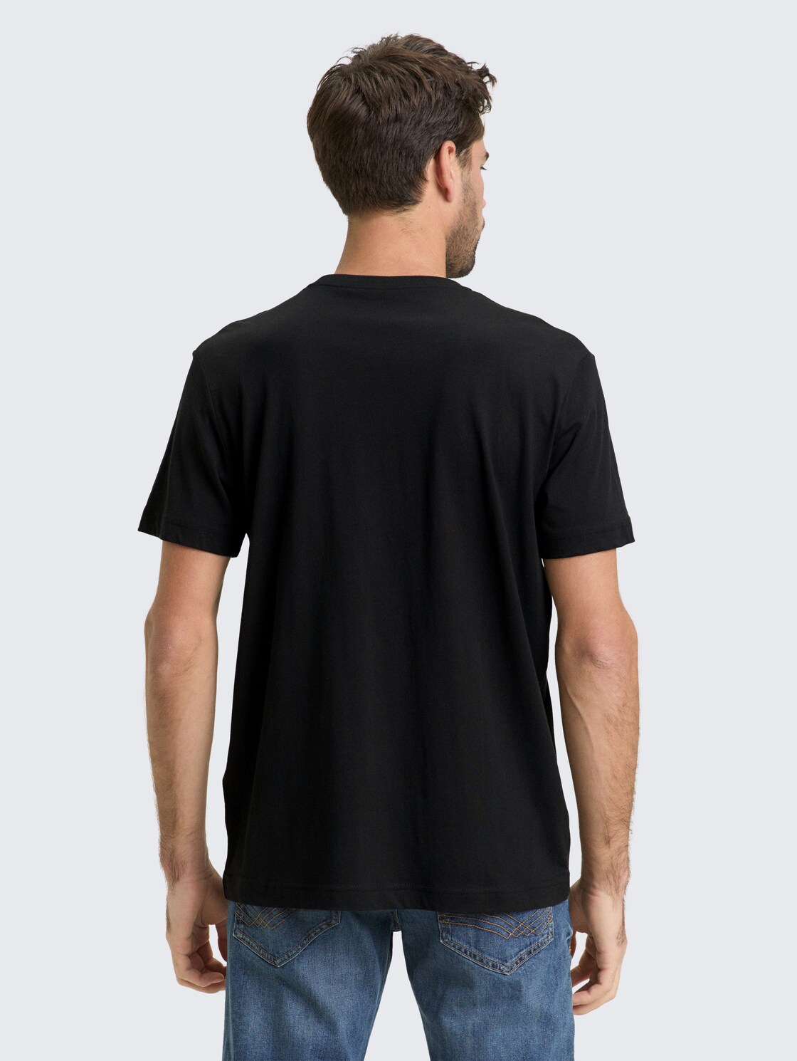 T-Shirt mit Logo-Stickerei - Black - Auschnitt Model-Rückansicht