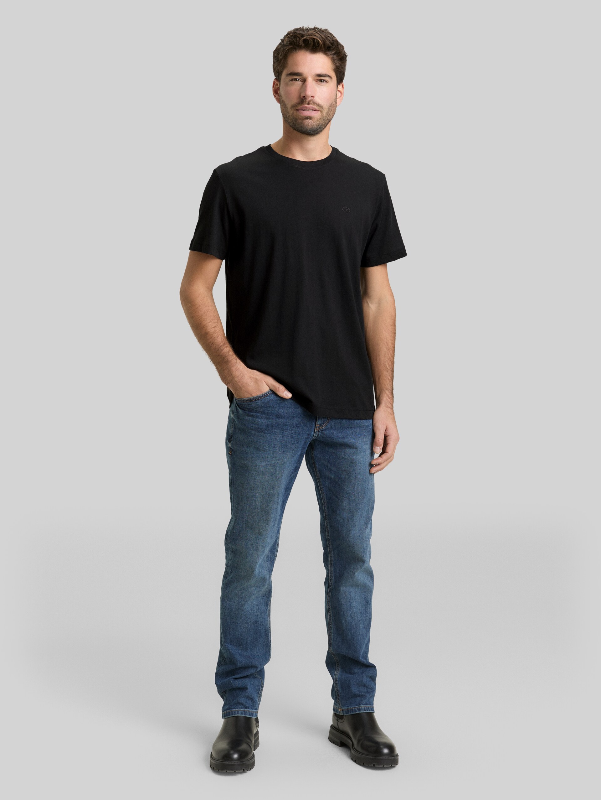 T-shirt with embroidered logo - Black - Model front view