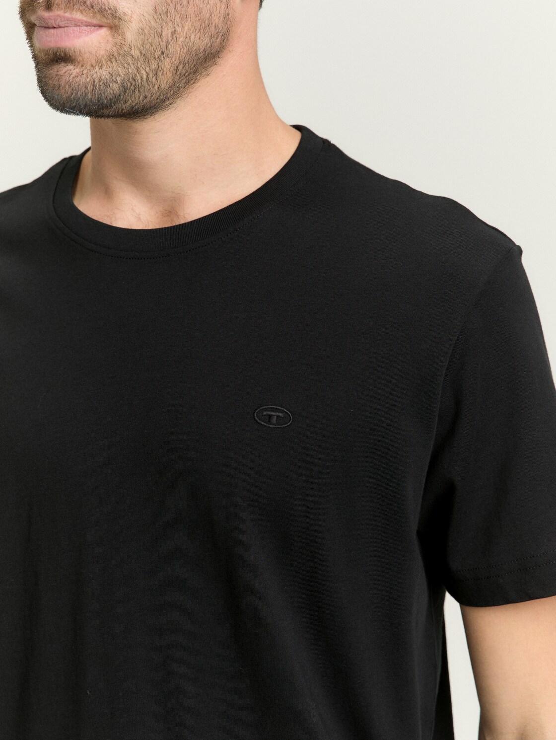 T-Shirt mit Logo-Stickerei - Black - Detail-Model-Ansicht
