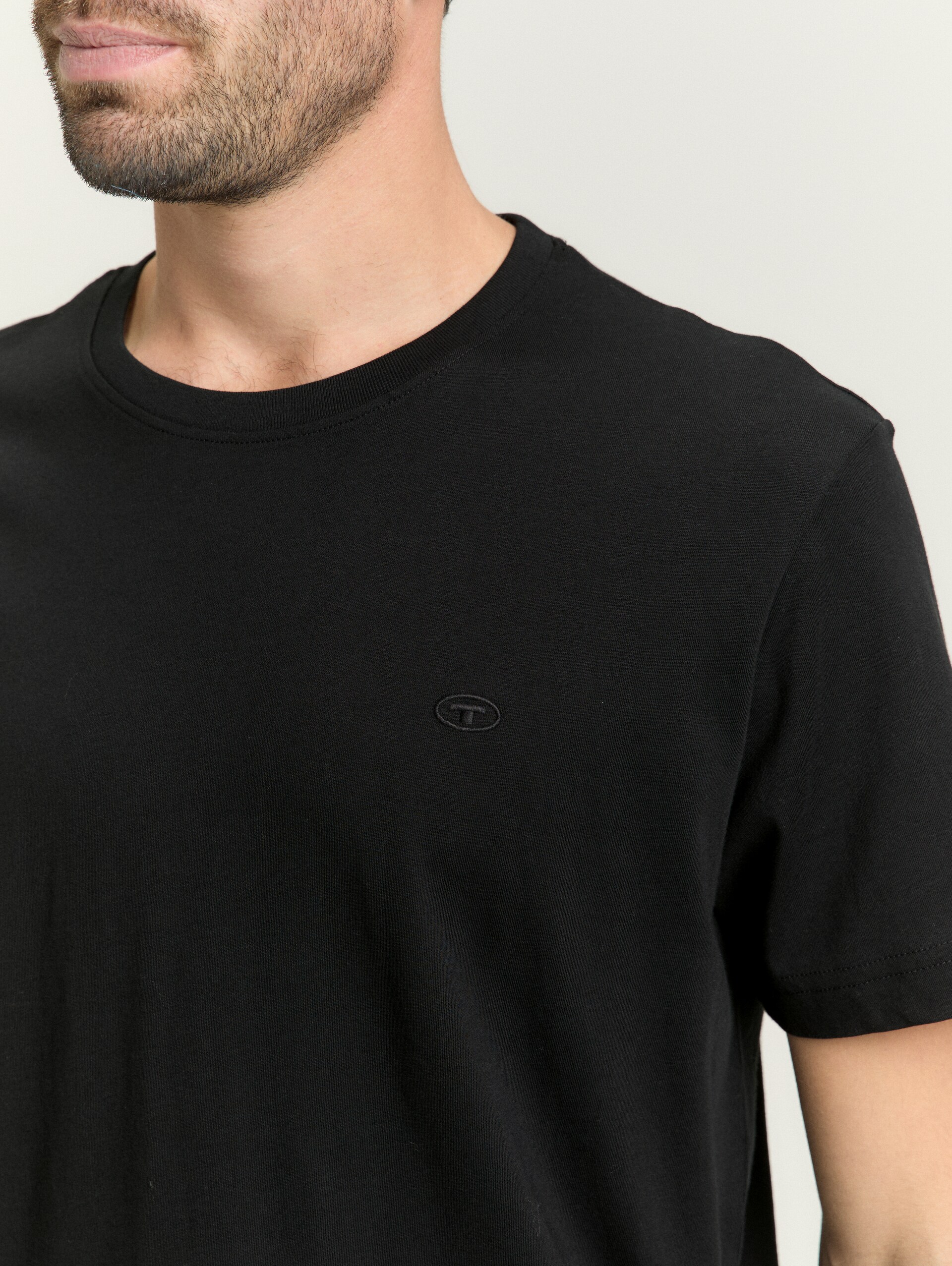 T-shirt with embroidered logo - Black - Detail model view