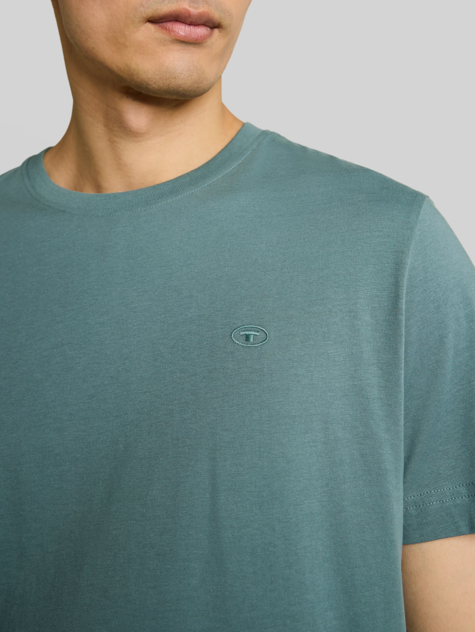 T-shirt avec logo brodé - deep bluish green - Vue détaillée du modèle