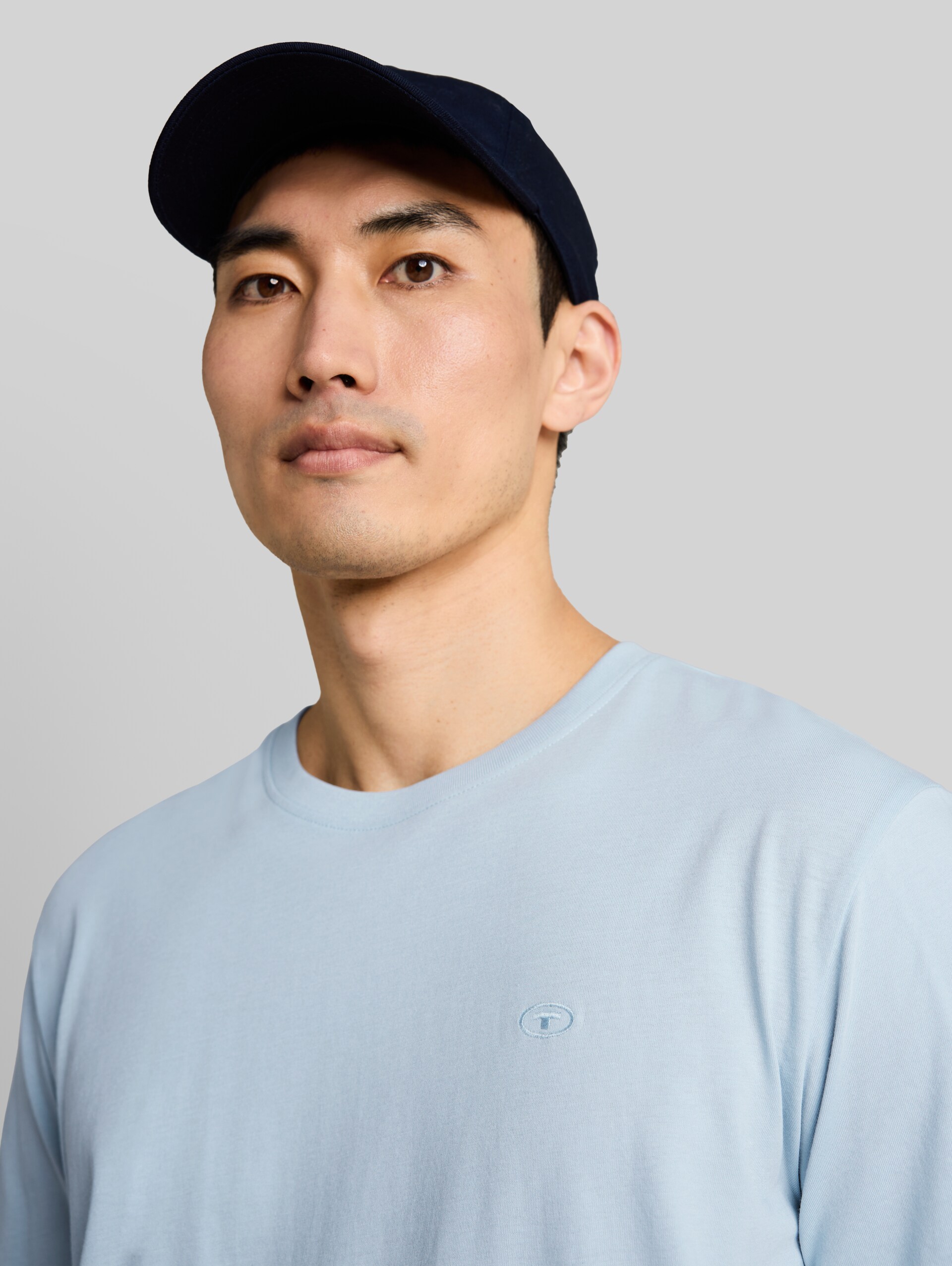 T-shirt avec logo brodé - light blue grey - Vue détaillée du modèle