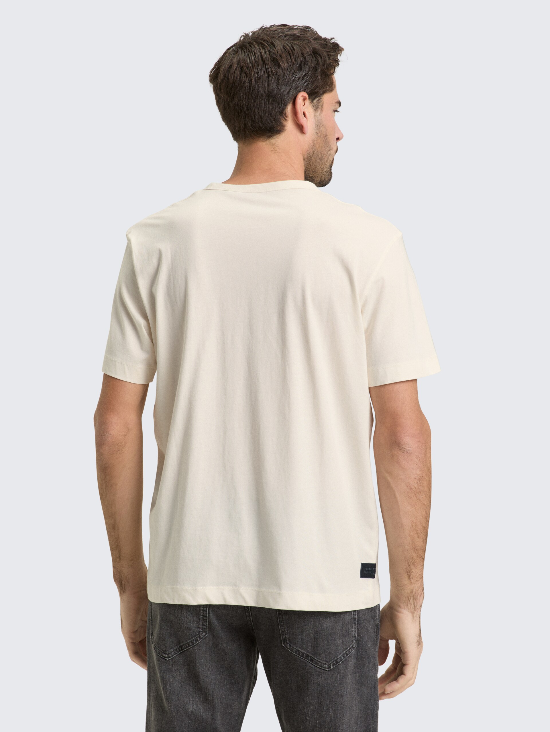 T-Shirt mit Print - Gardenia White - Auschnitt Model-Rückansicht